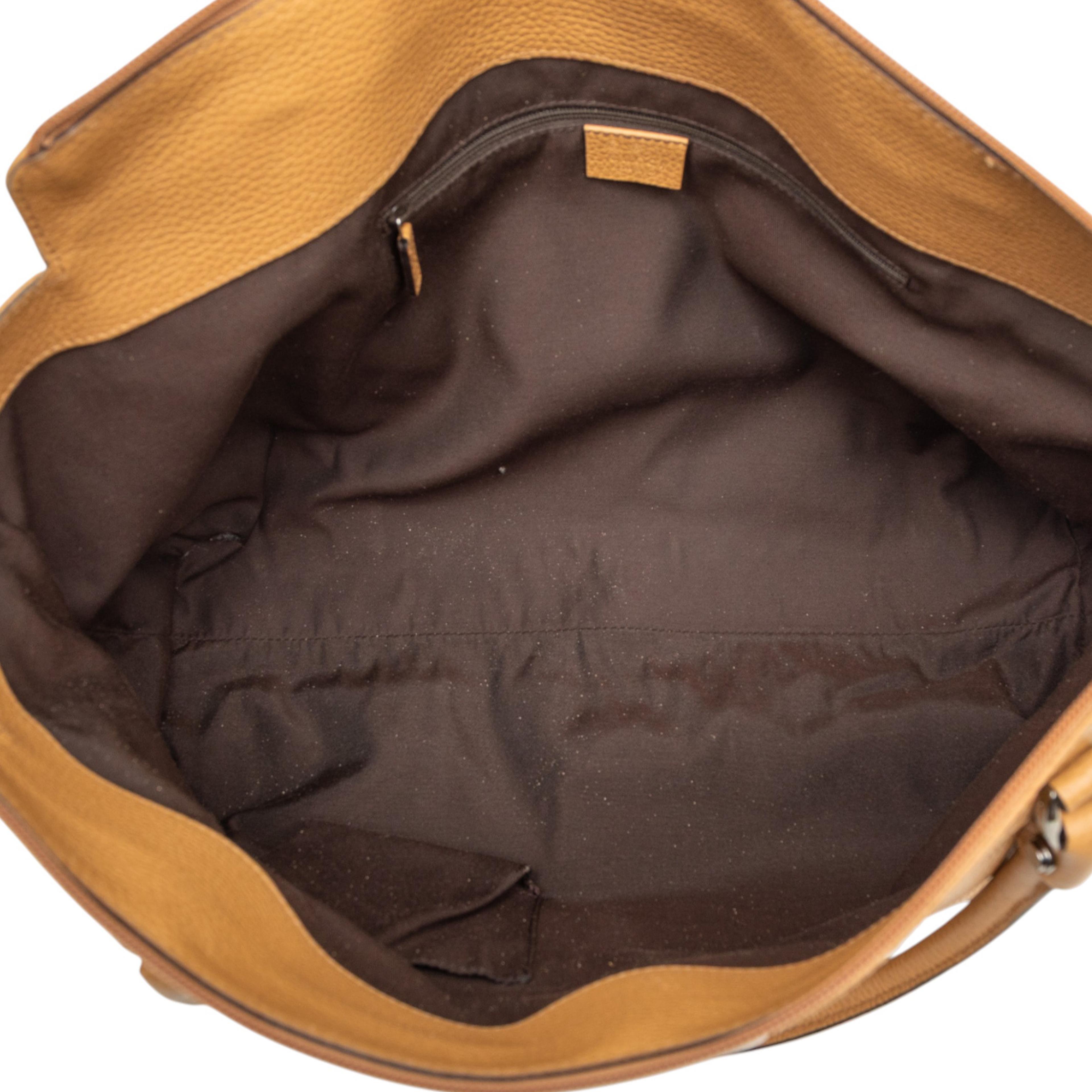 Gucci Calfskin Abbey D Ring Tote, från Luxclusif, i färgen camel. Klicka för att öppna bilden i stort format