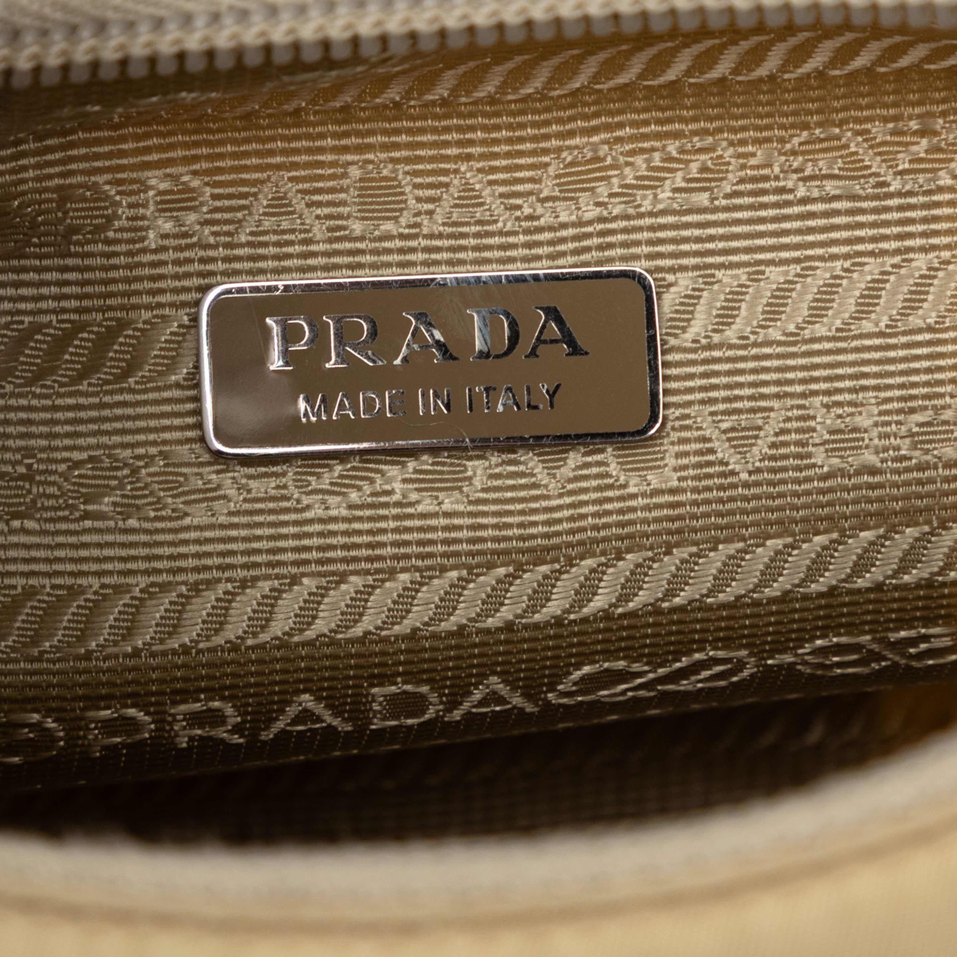Prada Mini Tessuto Re Edition 2000 Shoulder Bag, från Luxclusif, i färgen beige. Klicka för att öppna bilden i stort format
