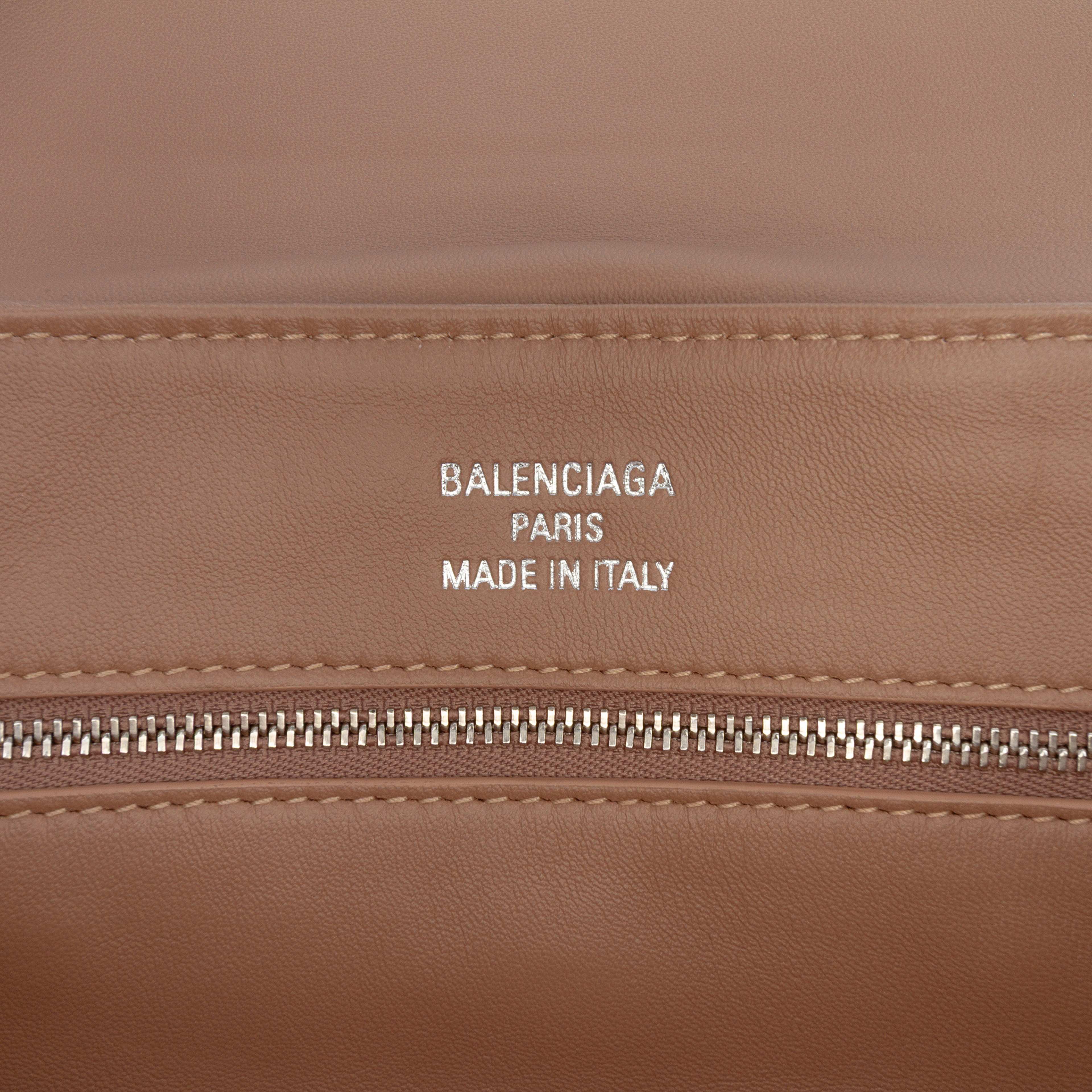 Balenciaga Distressed Satin Leopolda Pochette, från Luxclusif, i färgen light brown. Klicka för att öppna bilden i stort format