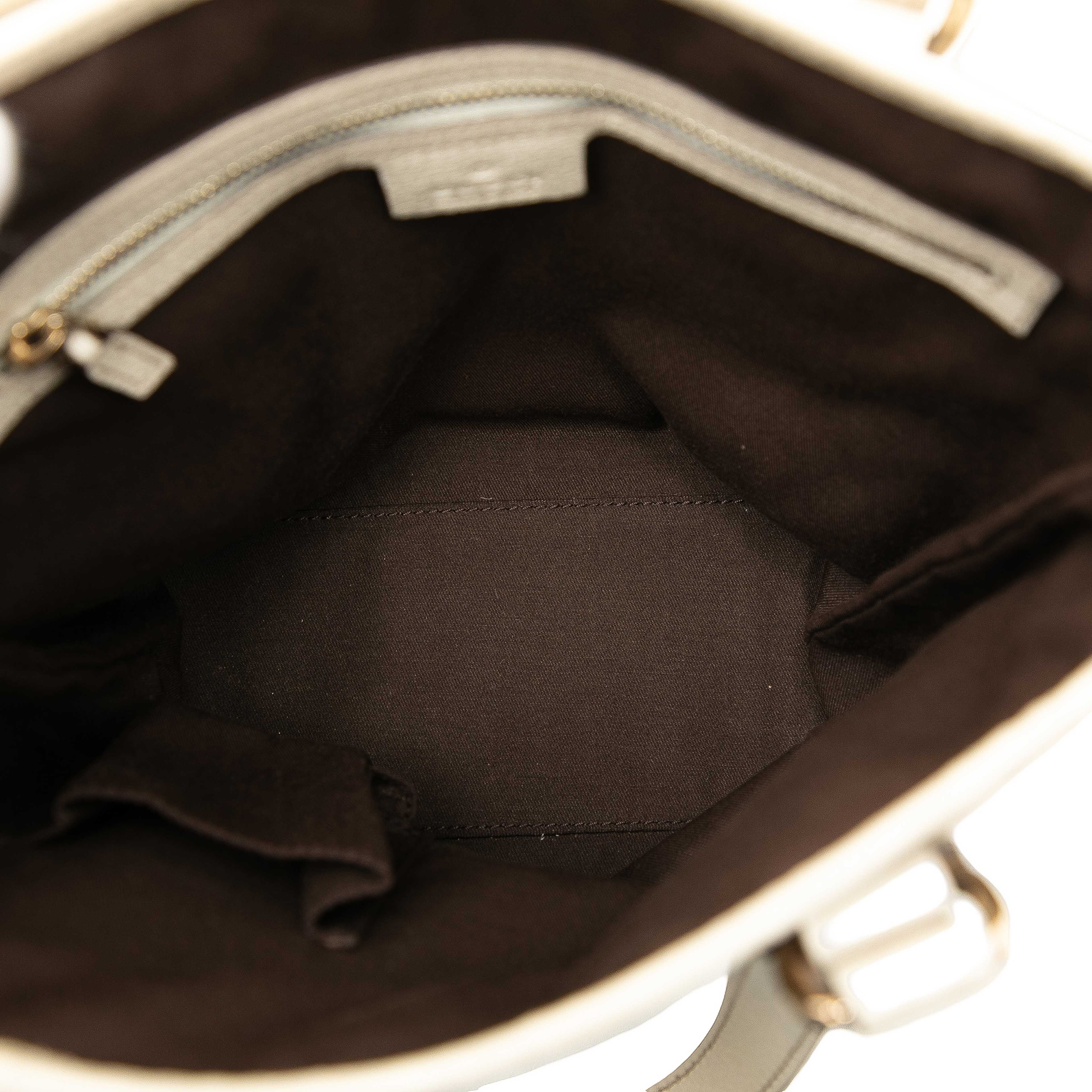 Gucci Gg Canvas Charmy Tote, från Luxclusif, i färgen beige. Klicka för att öppna bilden i stort format