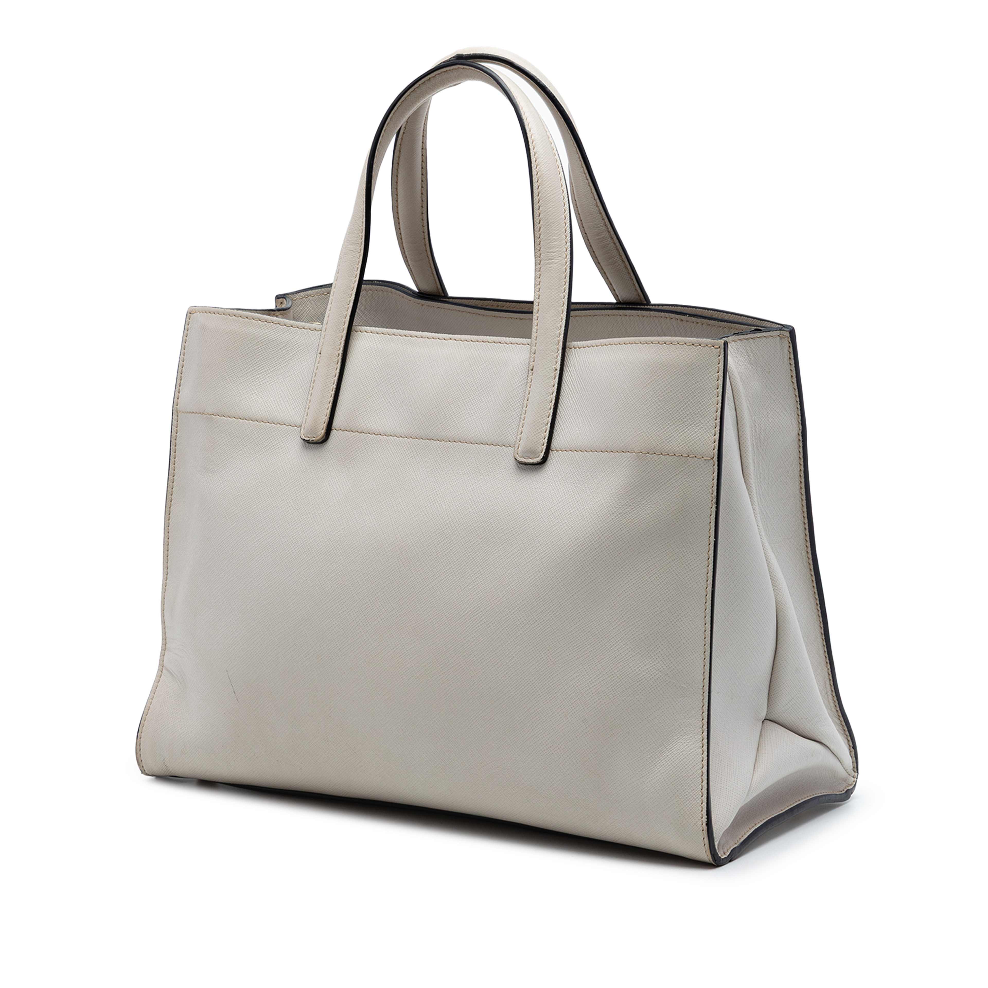 Prada Saffiano Soft Triple Pocket Tote, från Luxclusif, i färgen vit. Klicka för att öppna bilden i stort format