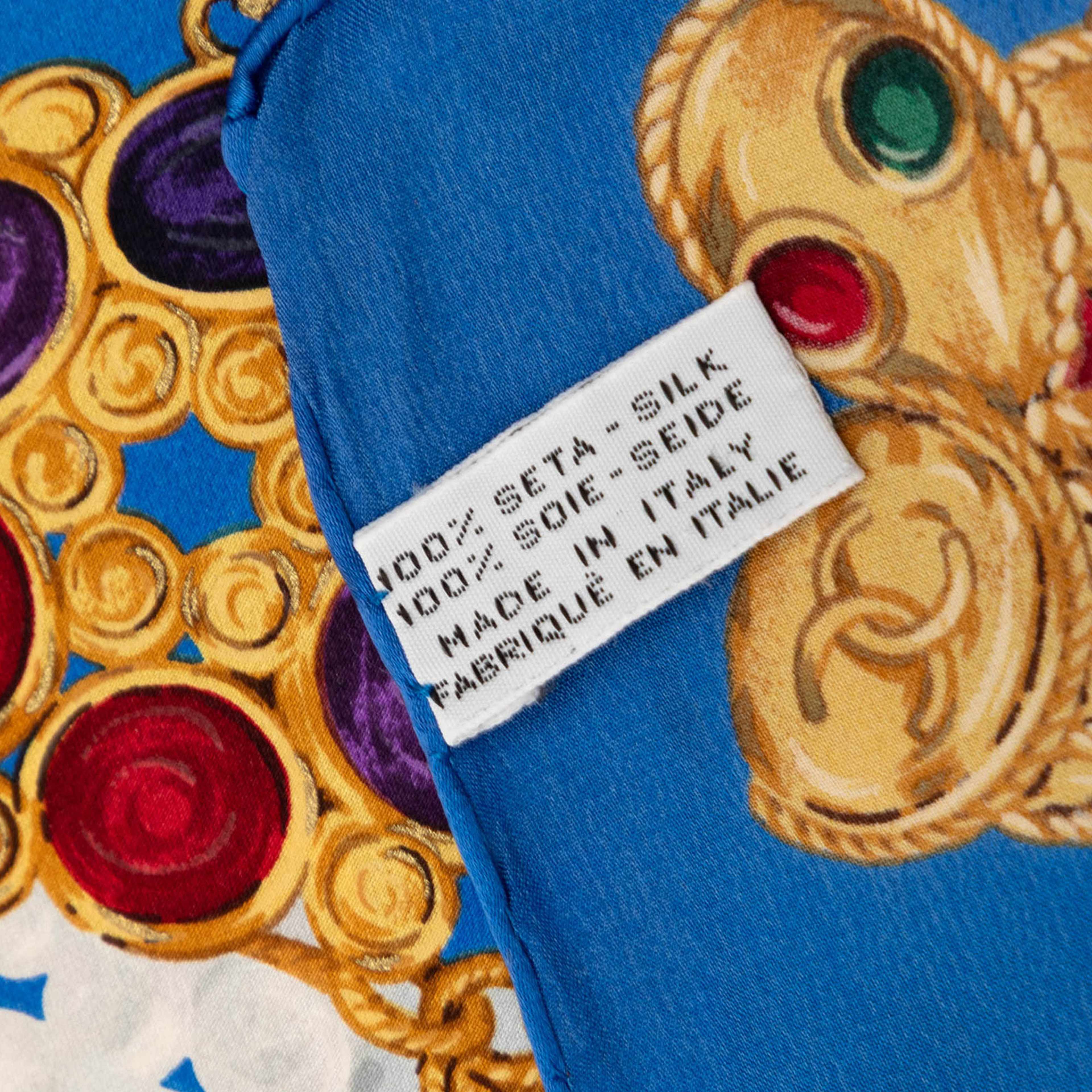 Chanel Pearls And Gripoix Printed Silk Scarf 90, från Luxclusif, i färgen blue. Klicka för att öppna bilden i stort format