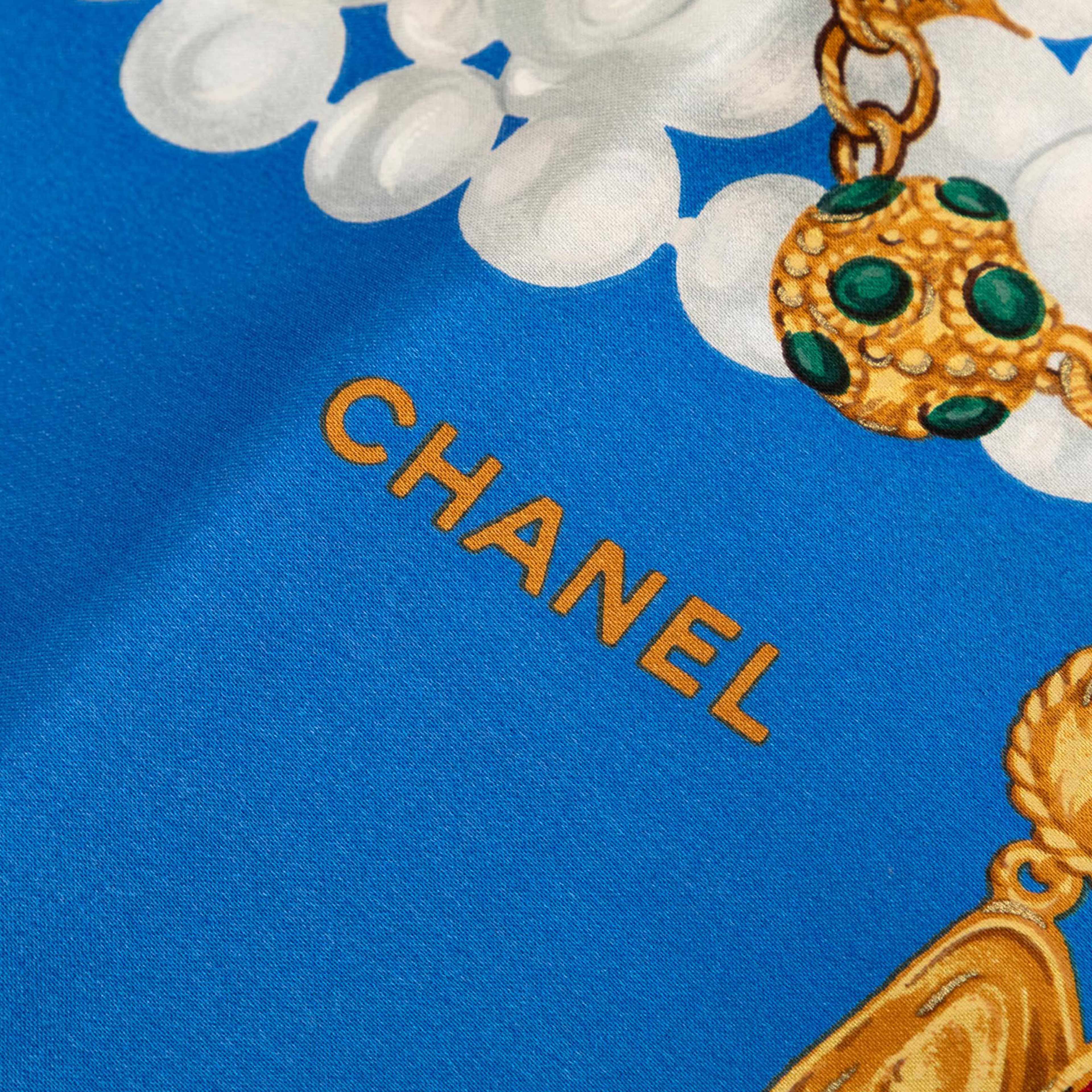 Chanel Pearls And Gripoix Printed Silk Scarf 90, från Luxclusif, i färgen blue. Klicka för att öppna bilden i stort format