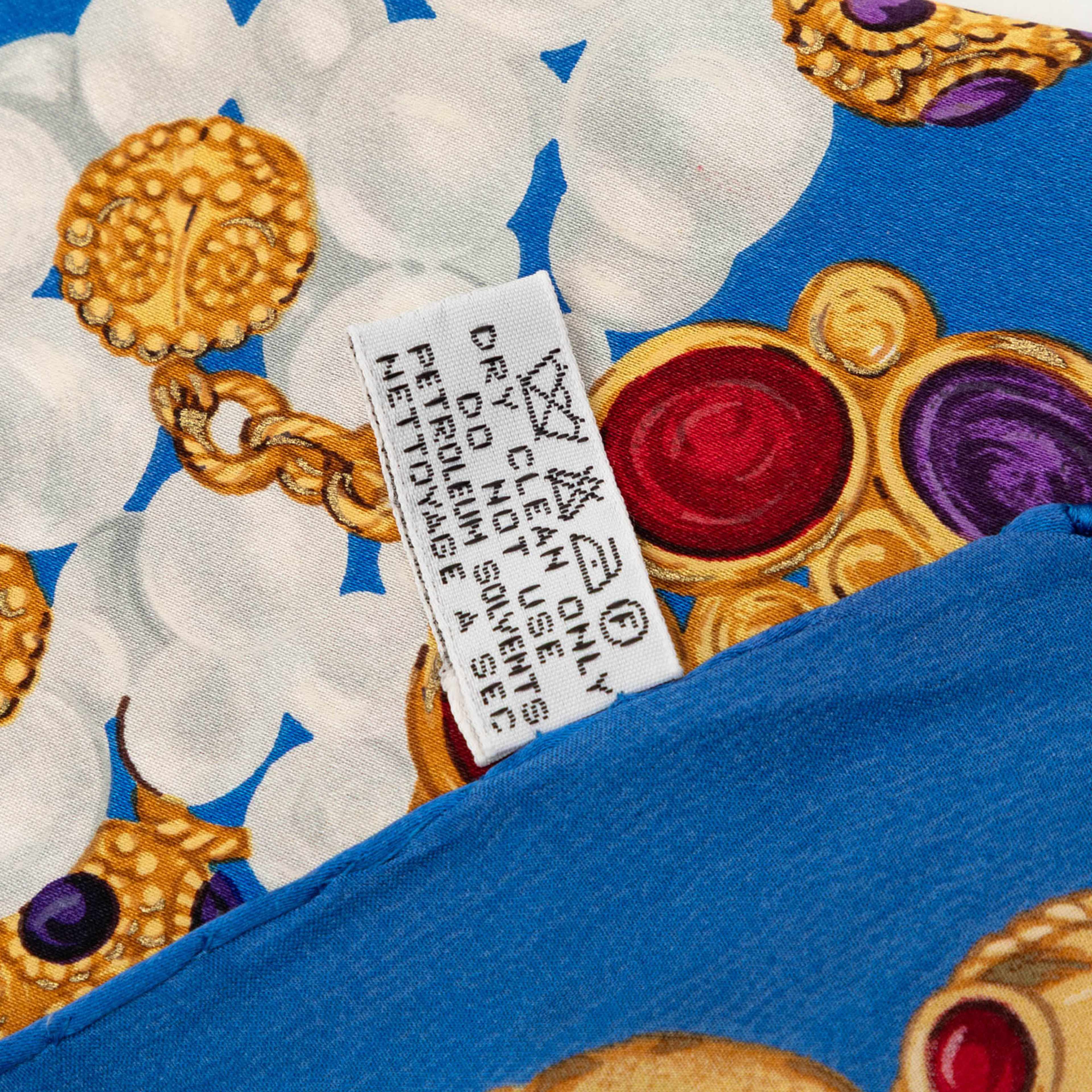 Chanel Pearls And Gripoix Printed Silk Scarf 90, från Luxclusif, i färgen blue. Klicka för att öppna bilden i stort format