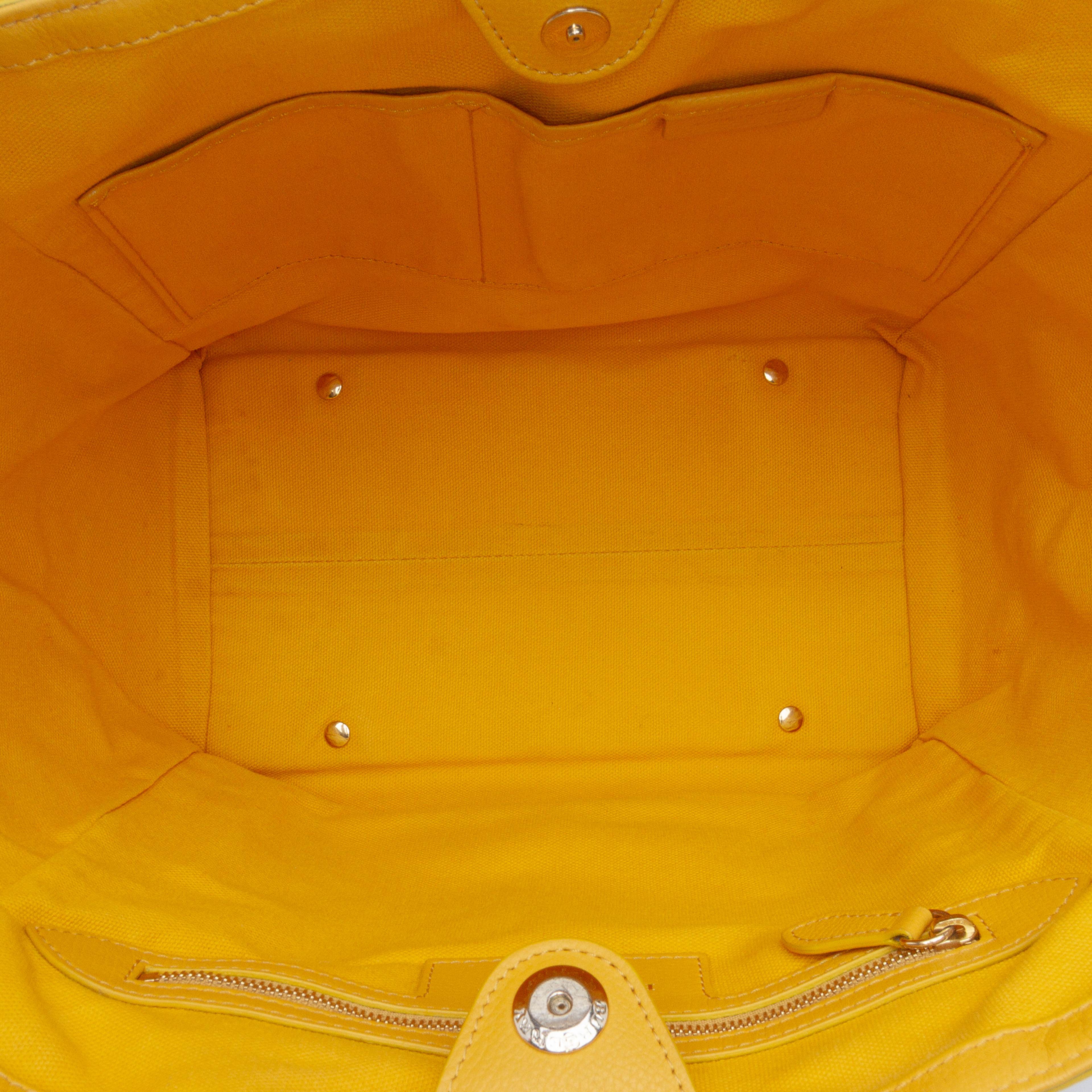 Burberry Small Haymarket Check Floral Print Coated Canvas Canterbury Tote, från Luxclusif, i färgen beige. Klicka för att öppna bilden i stort format