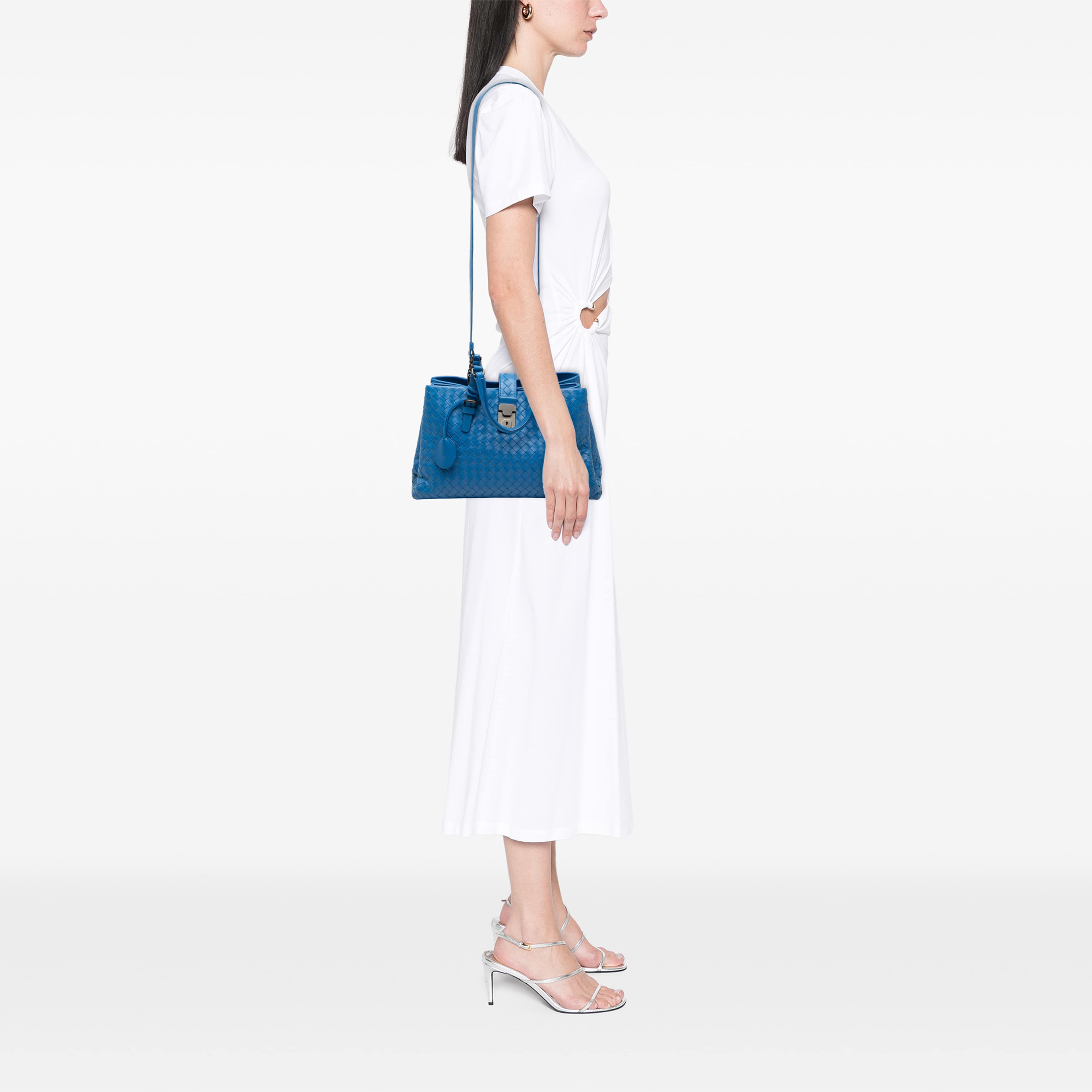 Bottega Veneta Small Nappa Intrecciato Roma Satchel, från Luxclusif, i färgen blå. Klicka för att öppna bilden i stort format