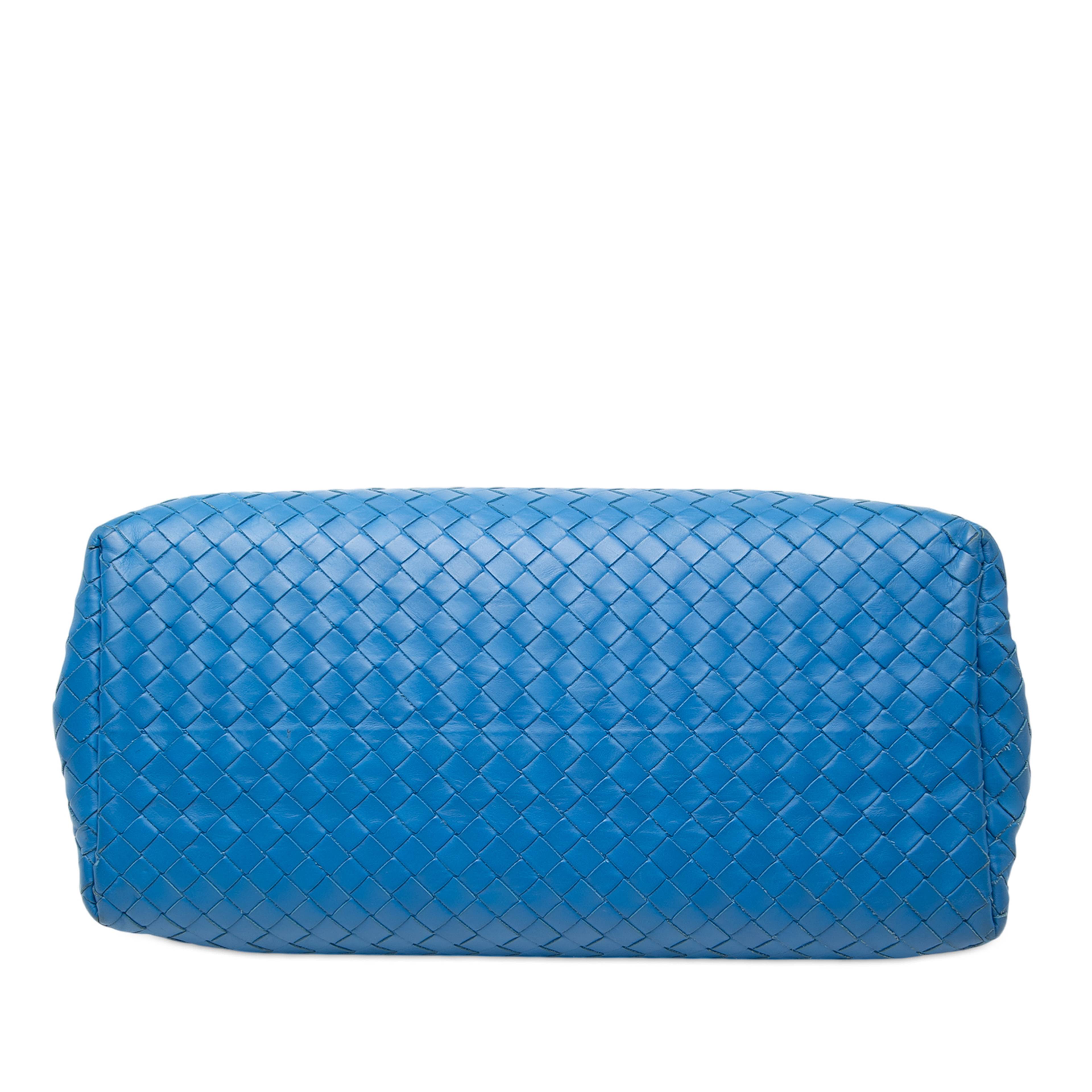 Bottega Veneta Small Nappa Intrecciato Roma Satchel, från Luxclusif, i färgen blå. Klicka för att öppna bilden i stort format