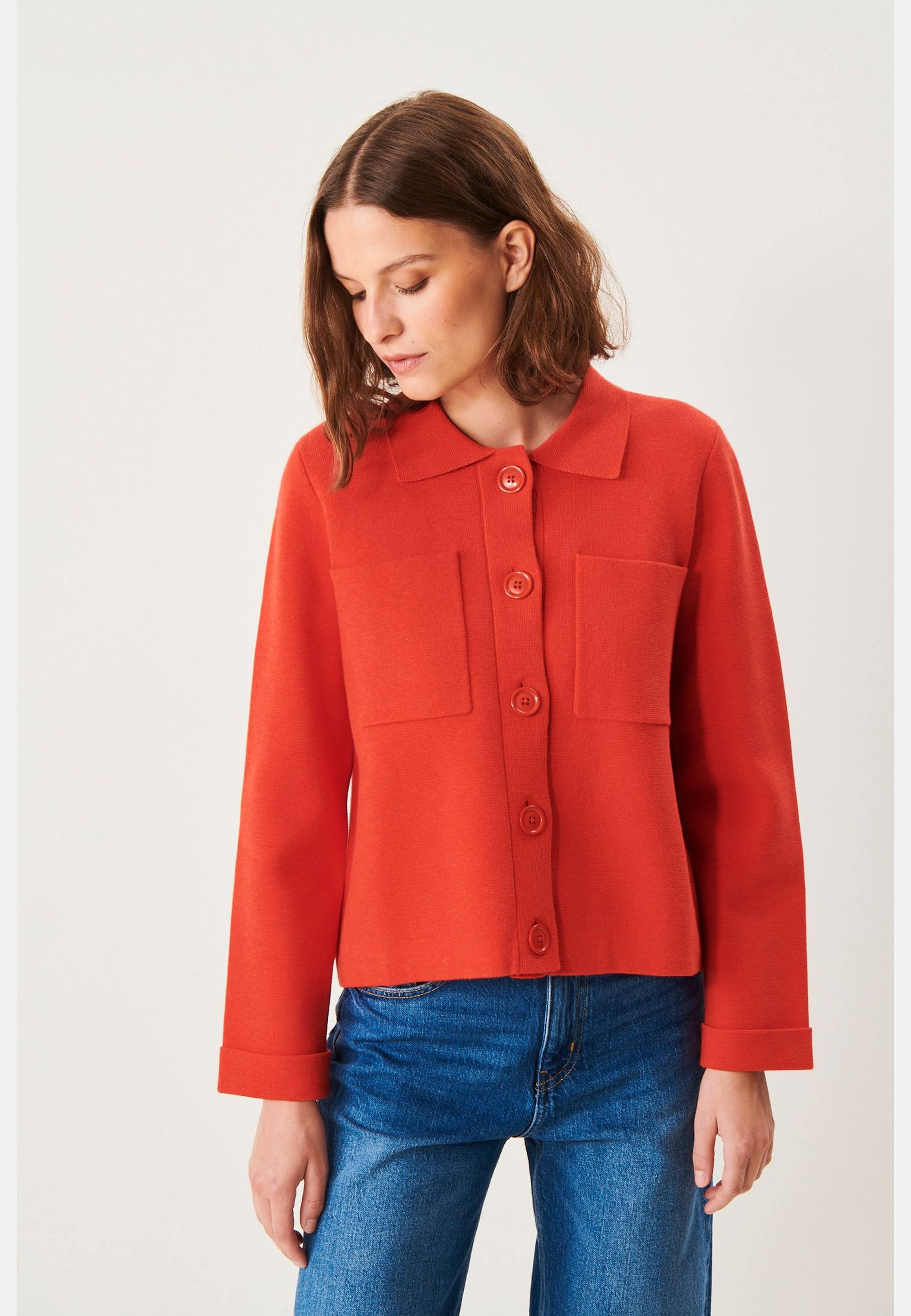 Alexis Cardigan - Red, från Jumperfabriken, i färgen red. Klicka för att öppna bilden i stort format