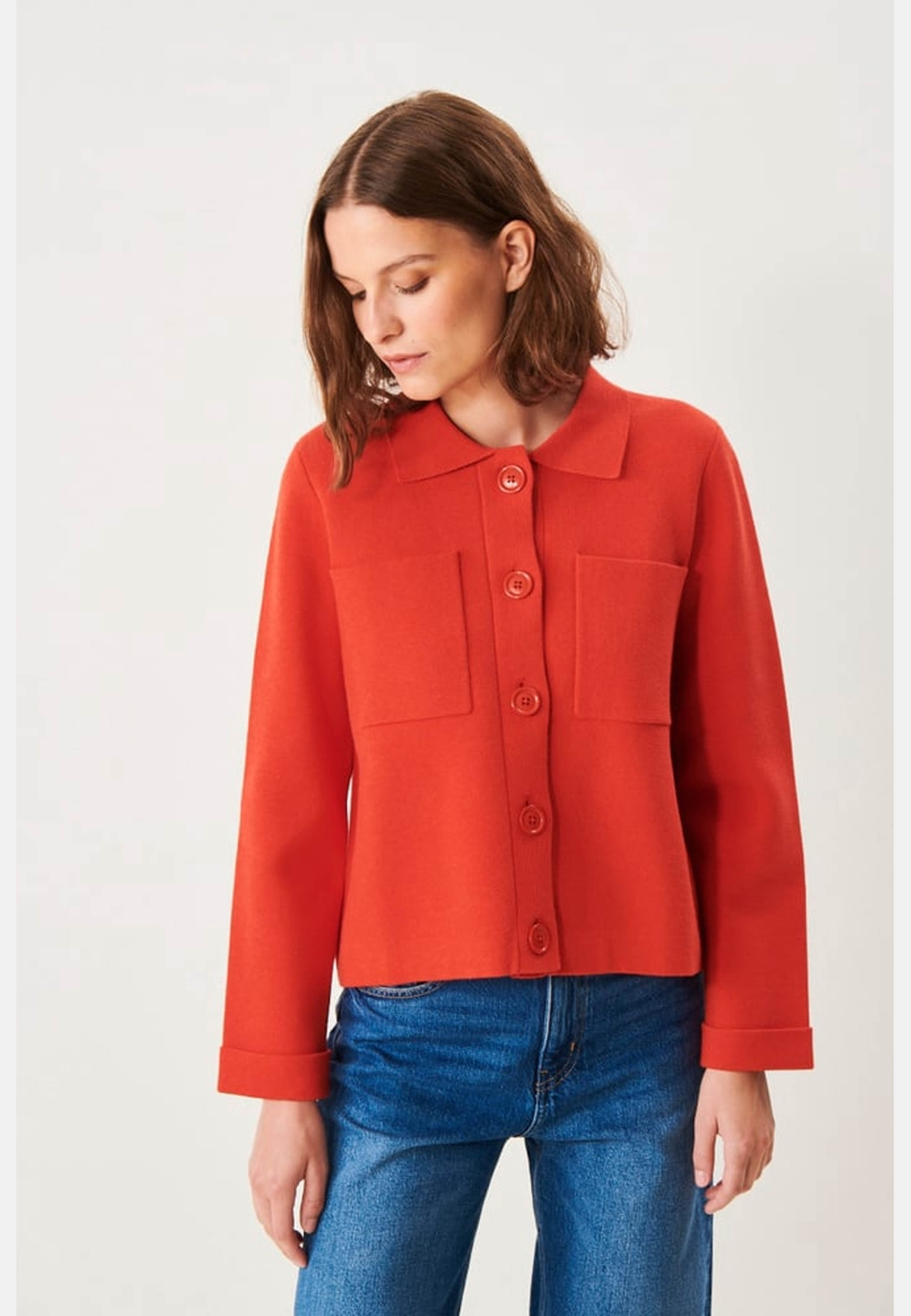 Alexis Cardigan - Red, från Jumperfabriken, i färgen red. Klicka för att öppna bilden i stort format