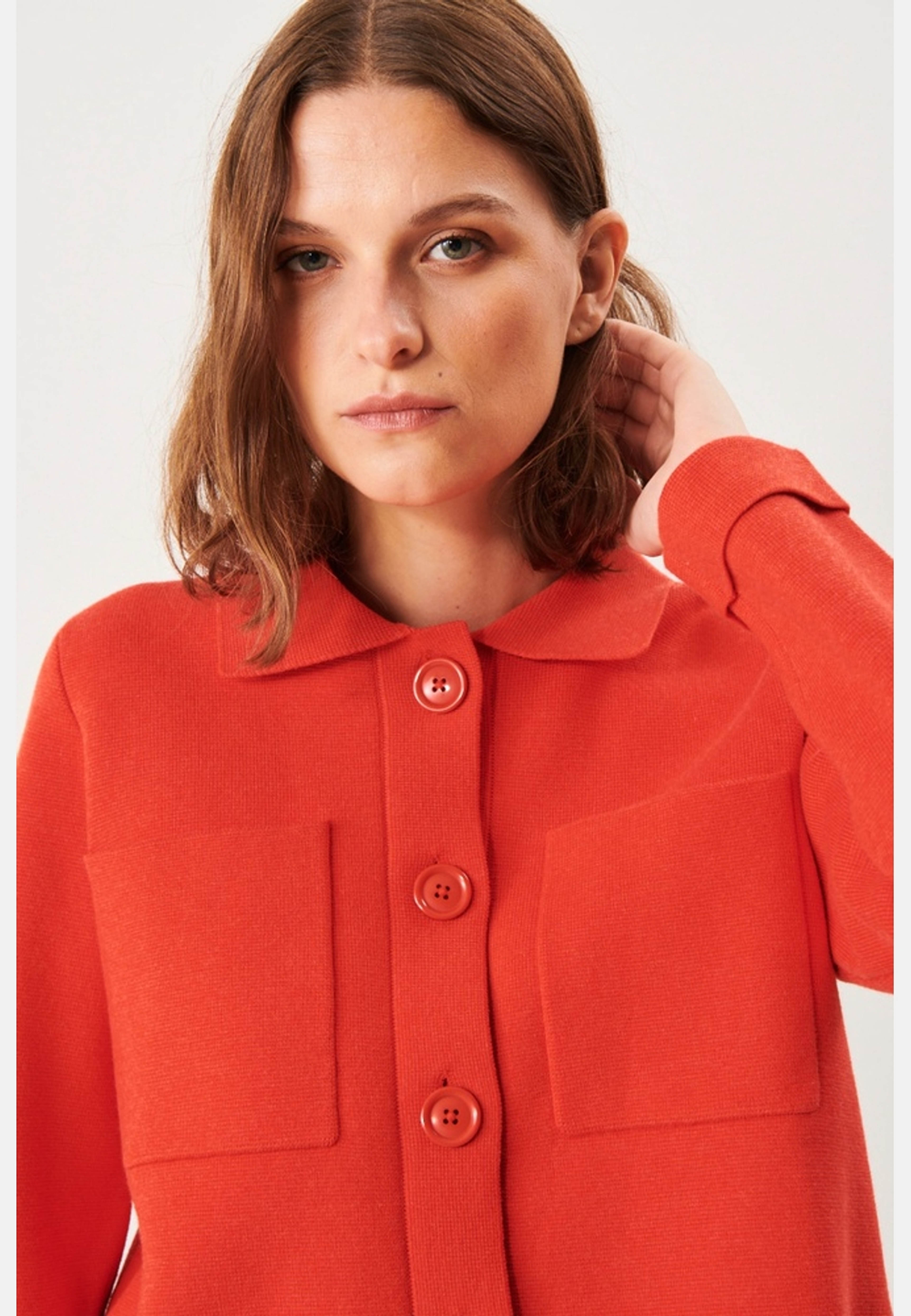 Alexis Cardigan - Red, från Jumperfabriken, i färgen red. Klicka för att öppna bilden i stort format