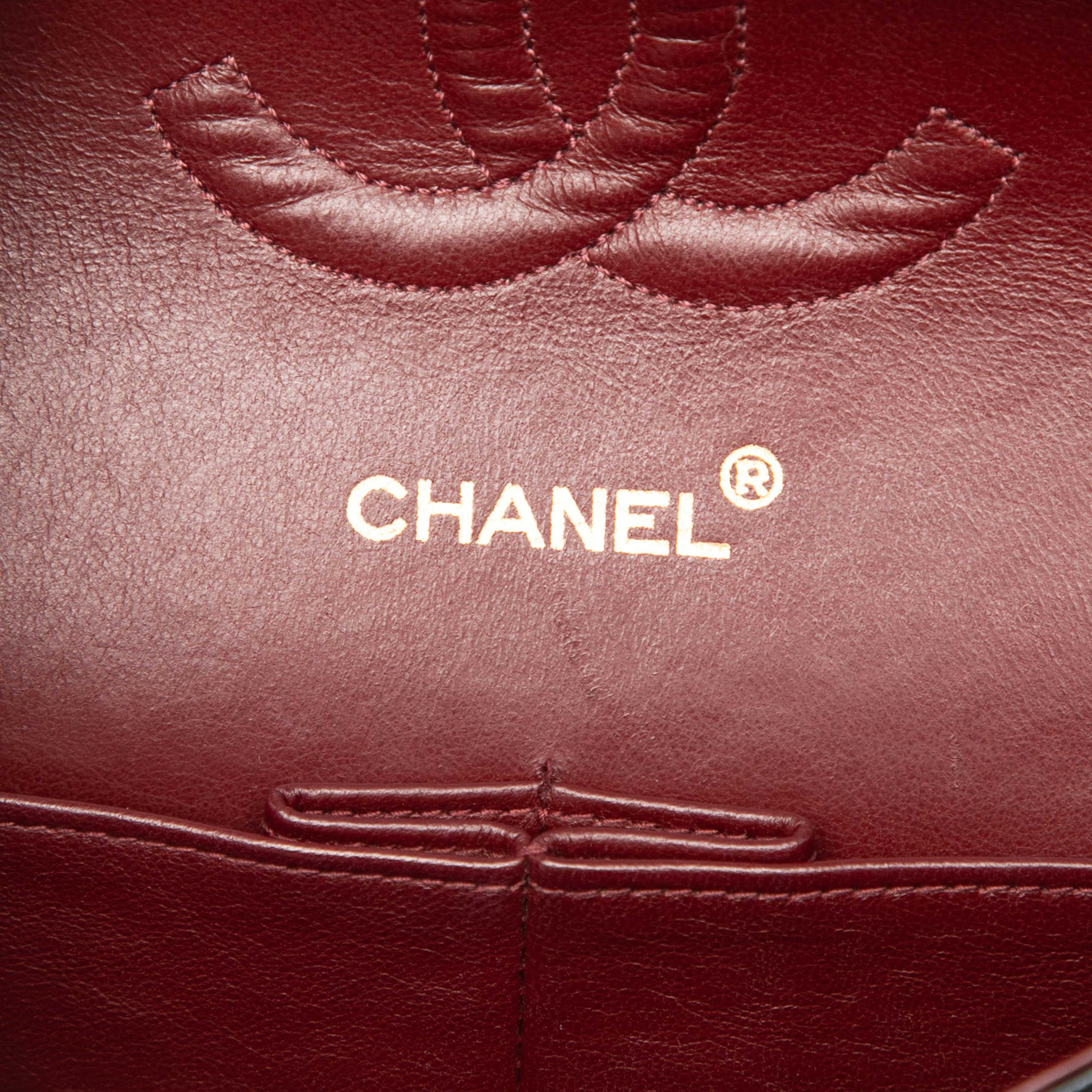 Chanel Medium Classic Lambskin Double Flap, från Luxclusif, i färgen black. Klicka för att öppna bilden i stort format