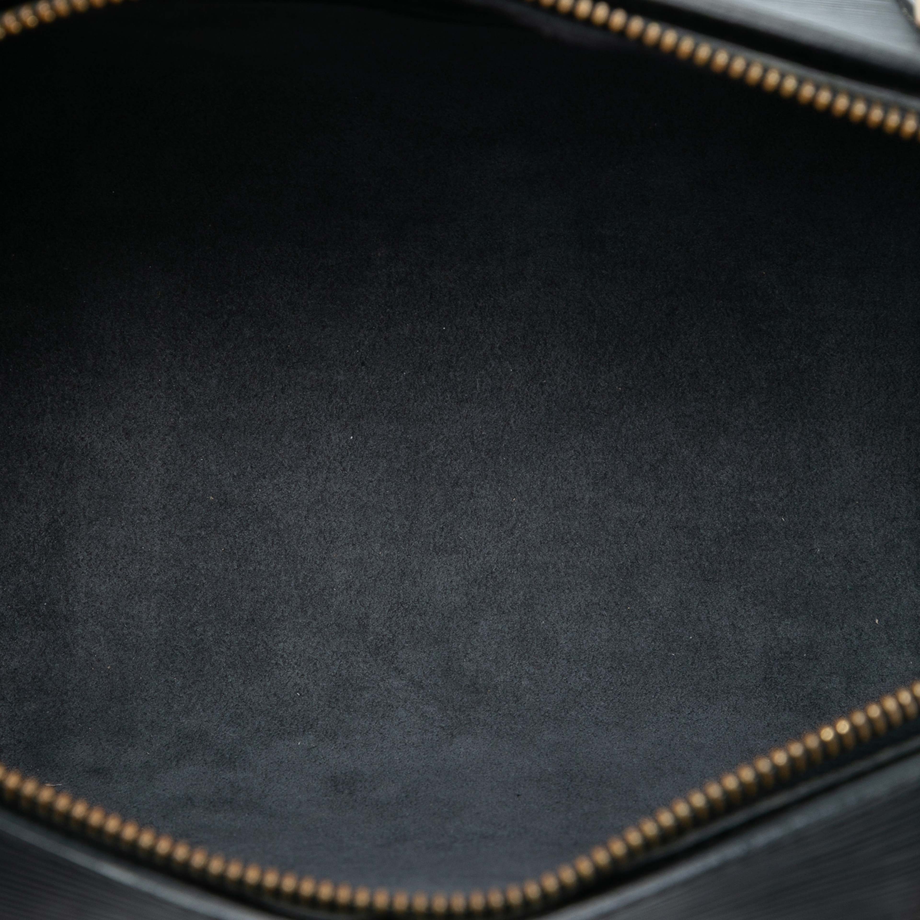 Louis Vuitton Epi Soufflot, från Luxclusif, i färgen black. Klicka för att öppna bilden i stort format
