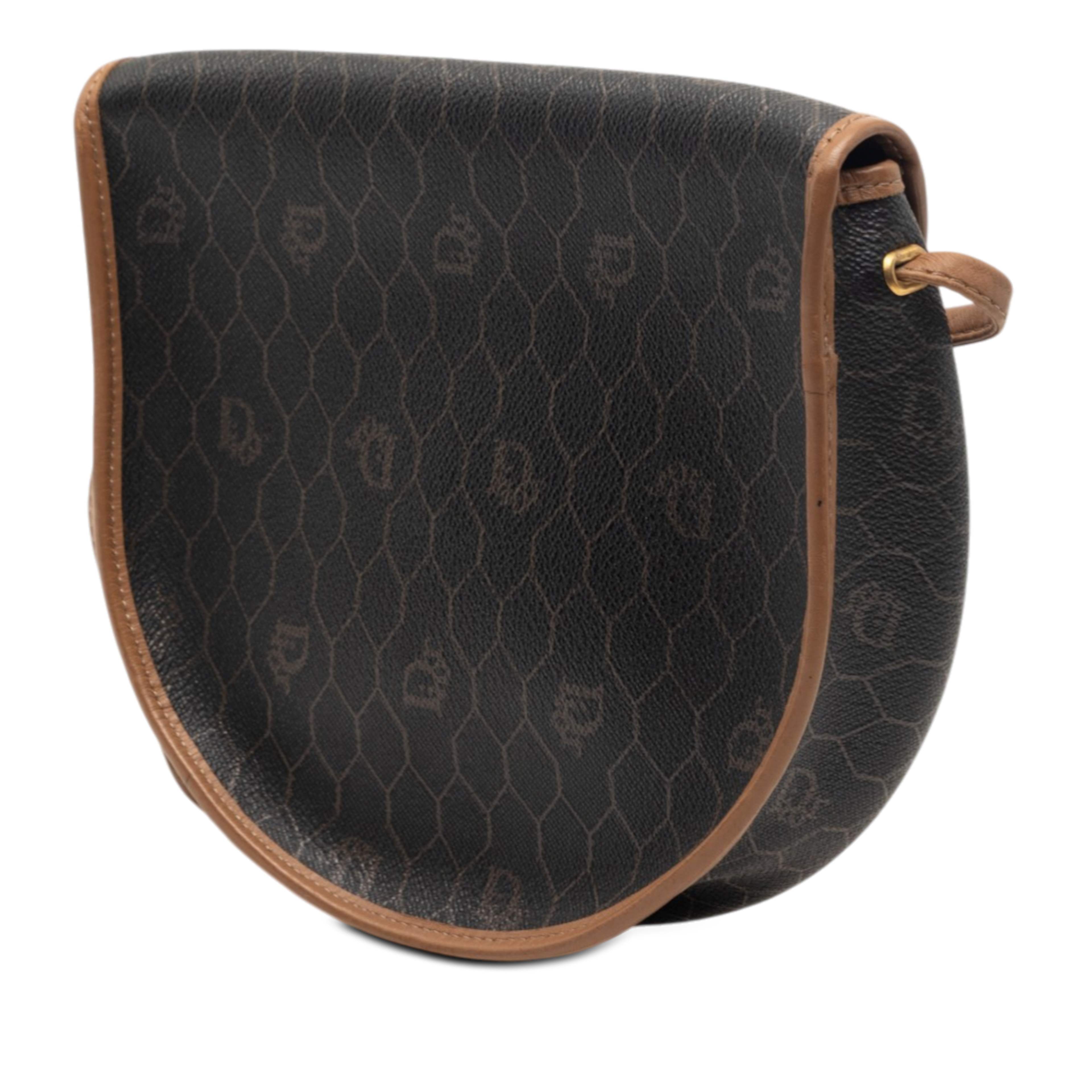 Dior Honeycomb Coated Canvas Crossbody, från Luxclusif, i färgen black. Klicka för att öppna bilden i stort format