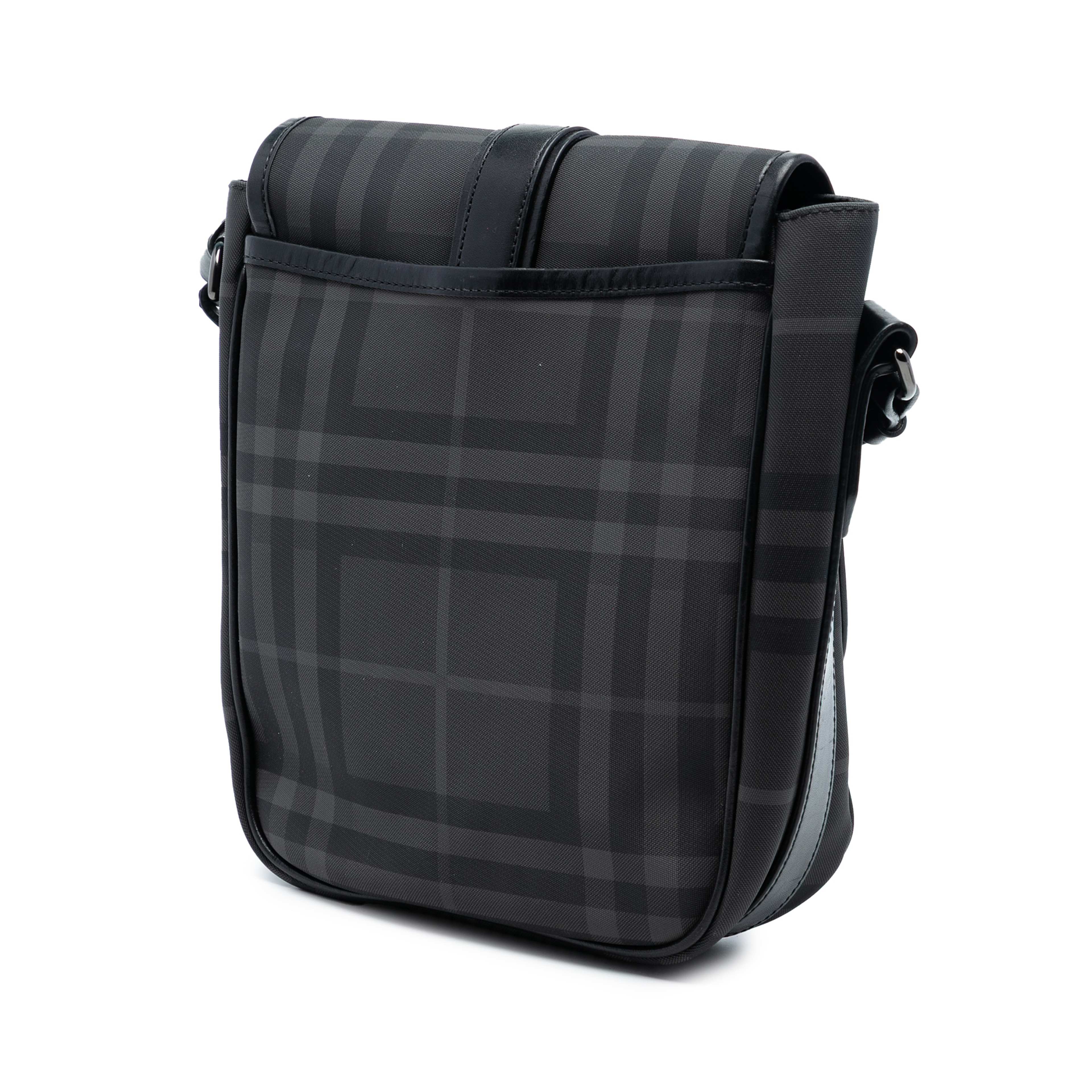 Burberry Smoke Check Coated Canvas Crossbody, från Luxclusif, i färgen grå. Klicka för att öppna bilden i stort format