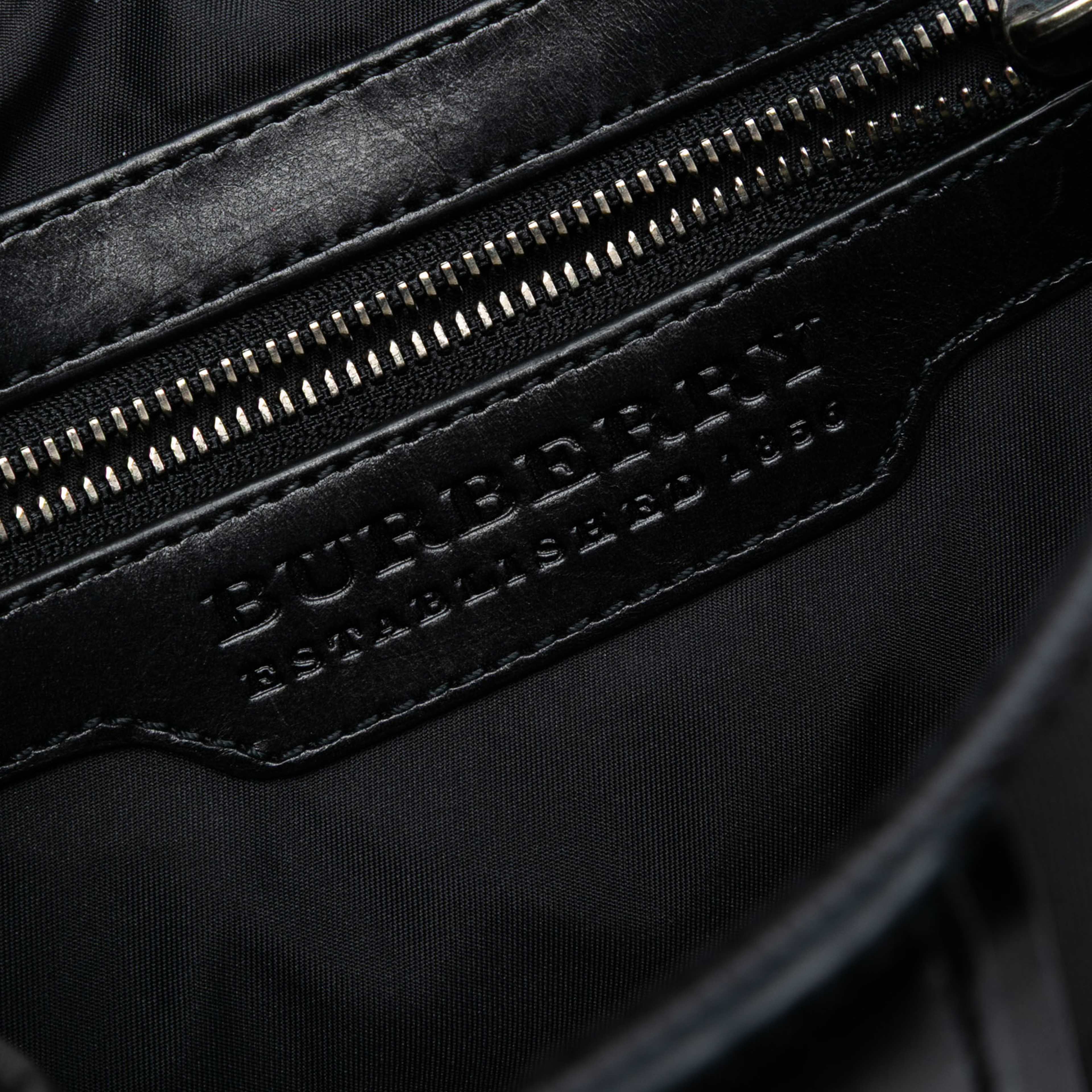 Burberry Smoke Check Coated Canvas Crossbody, från Luxclusif, i färgen grå. Klicka för att öppna bilden i stort format