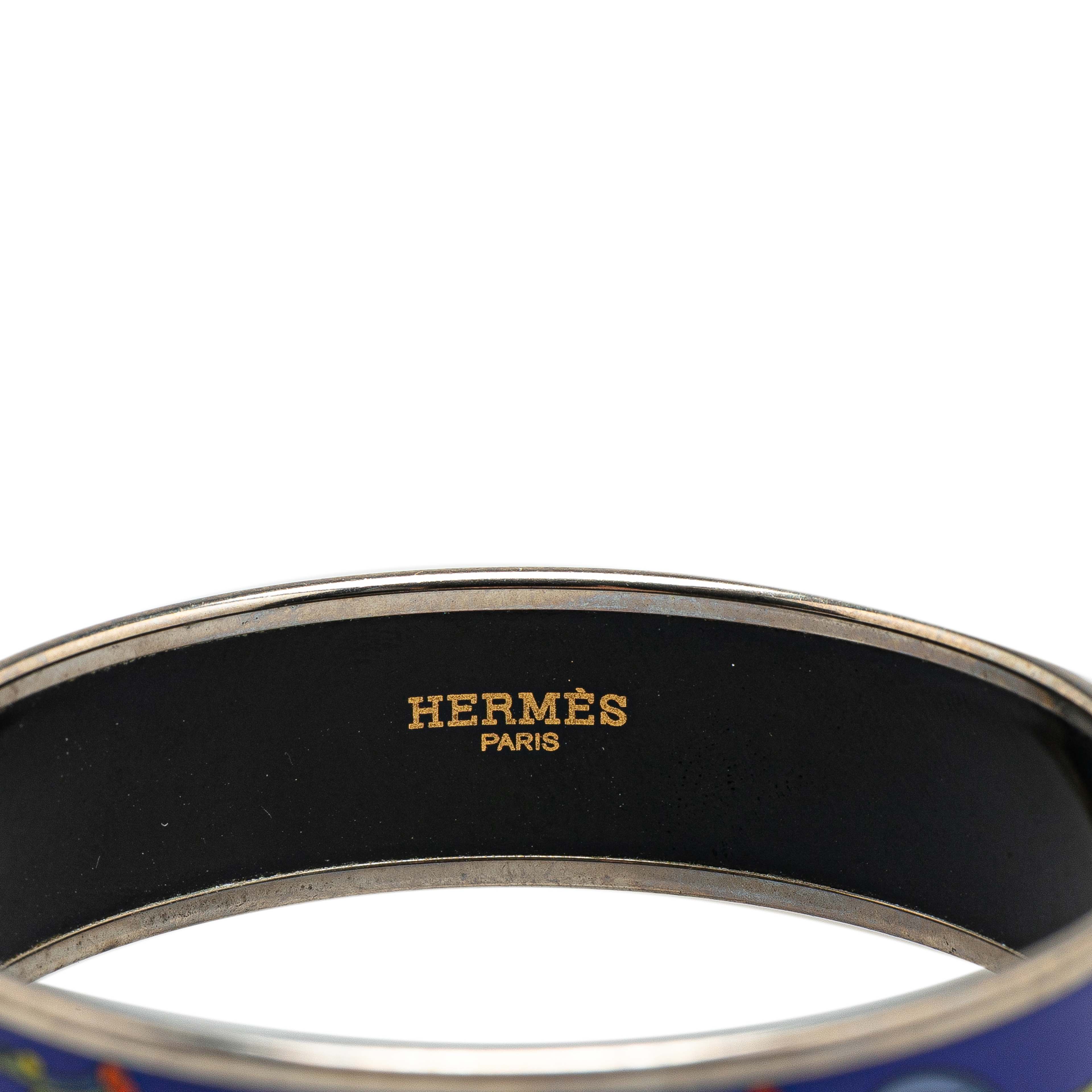 Hermès Wide Cloissone Enamel Bangle 65, från Luxclusif, i färgen blue.