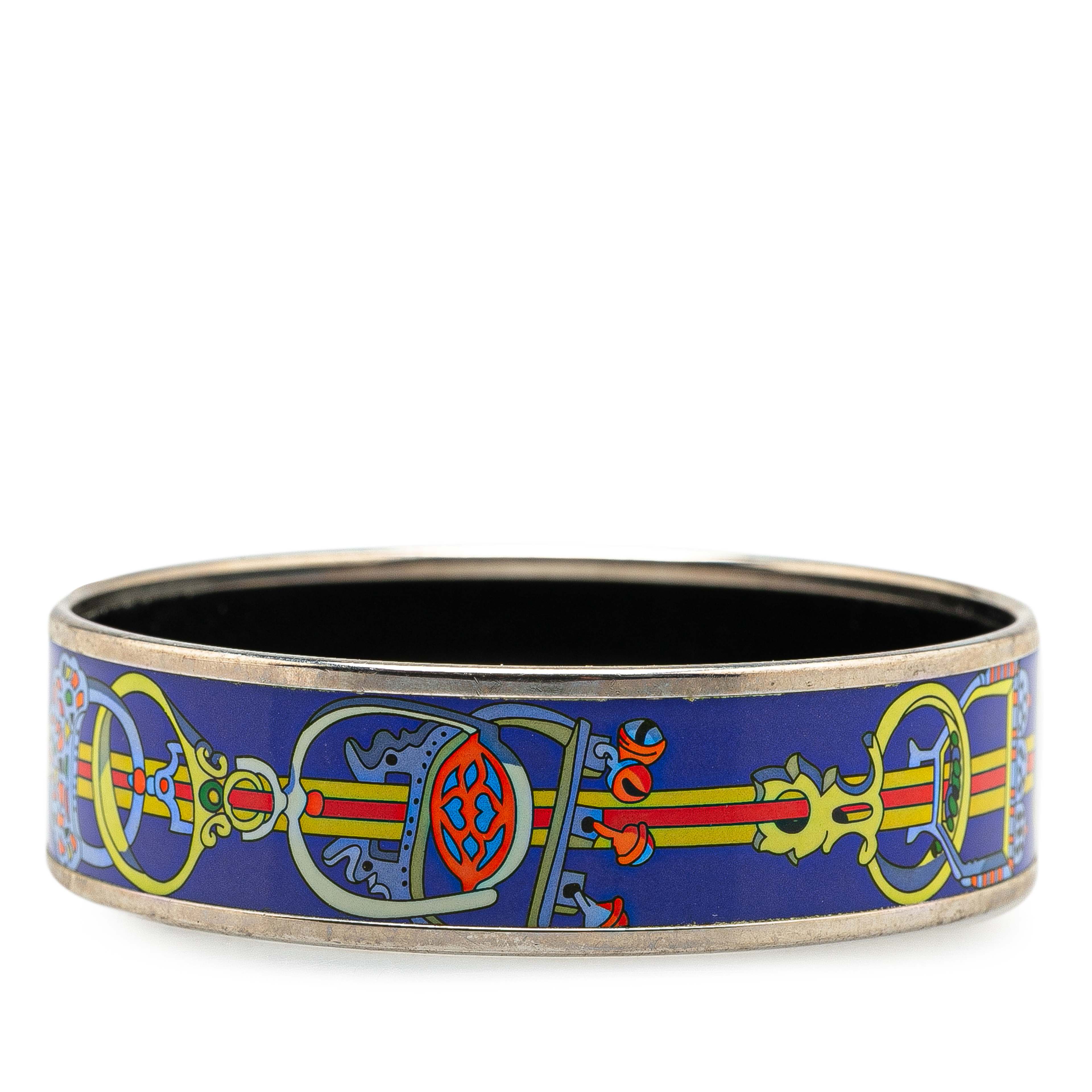 Hermès Wide Cloissone Enamel Bangle 65, från Luxclusif, i färgen blue.