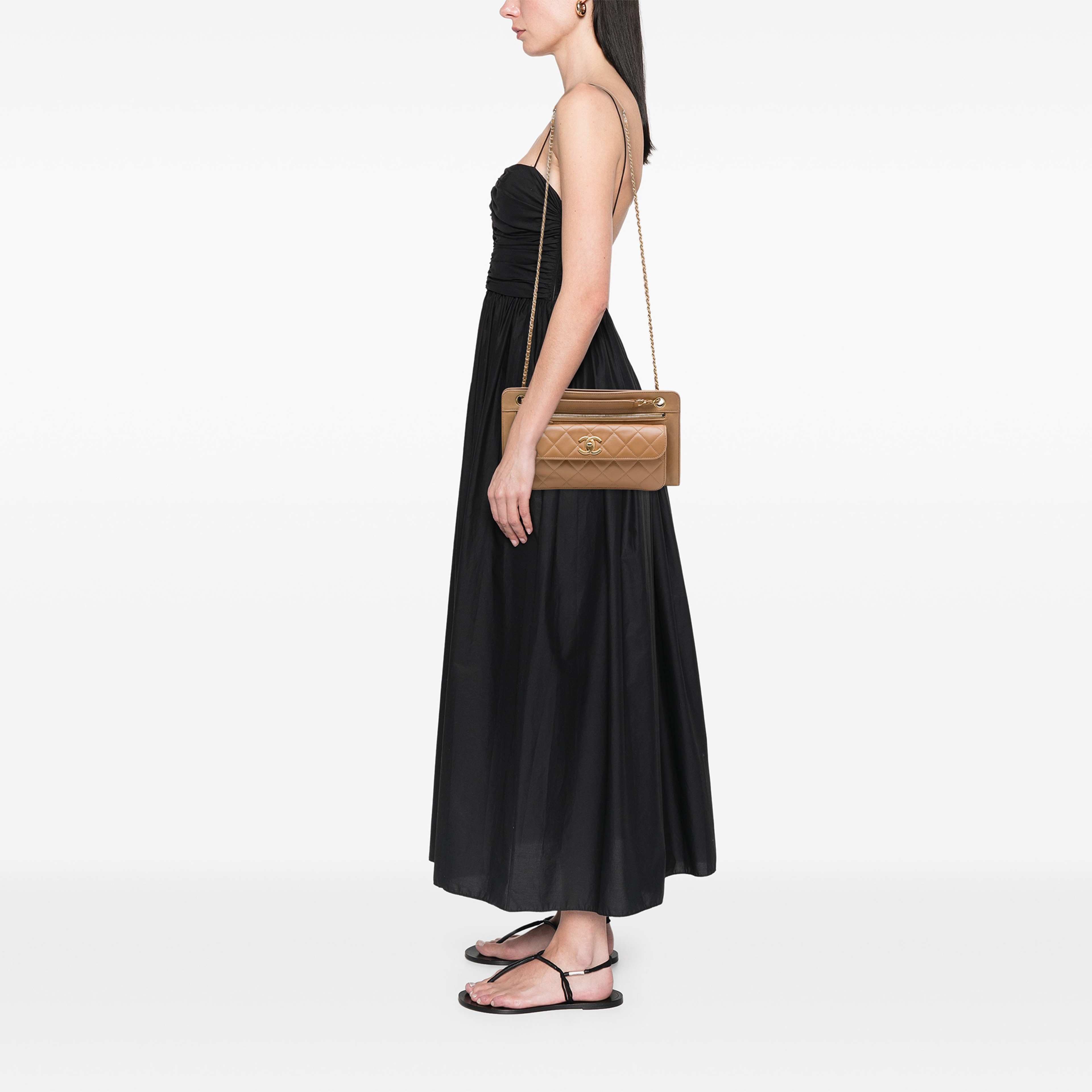 Chanel Cc Quilted Lambskin Front Pocket Shoulder Bag, från Luxclusif, i färgen brun. Klicka för att öppna bilden i stort format