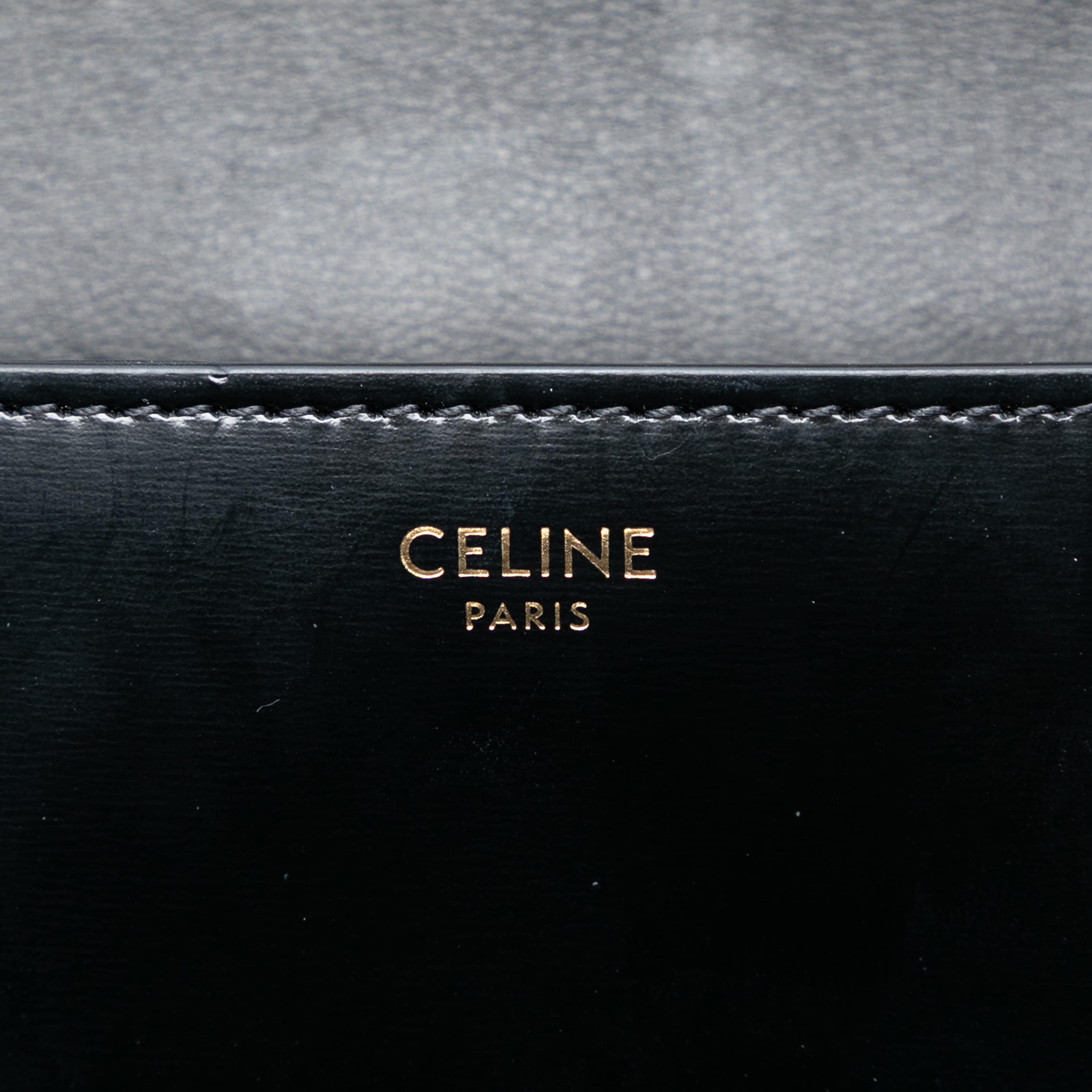 Celine Smooth Calfskin Cuir Triomphe Chain Shoulder Bag, från Luxclusif, i färgen black. Klicka för att öppna bilden i stort format