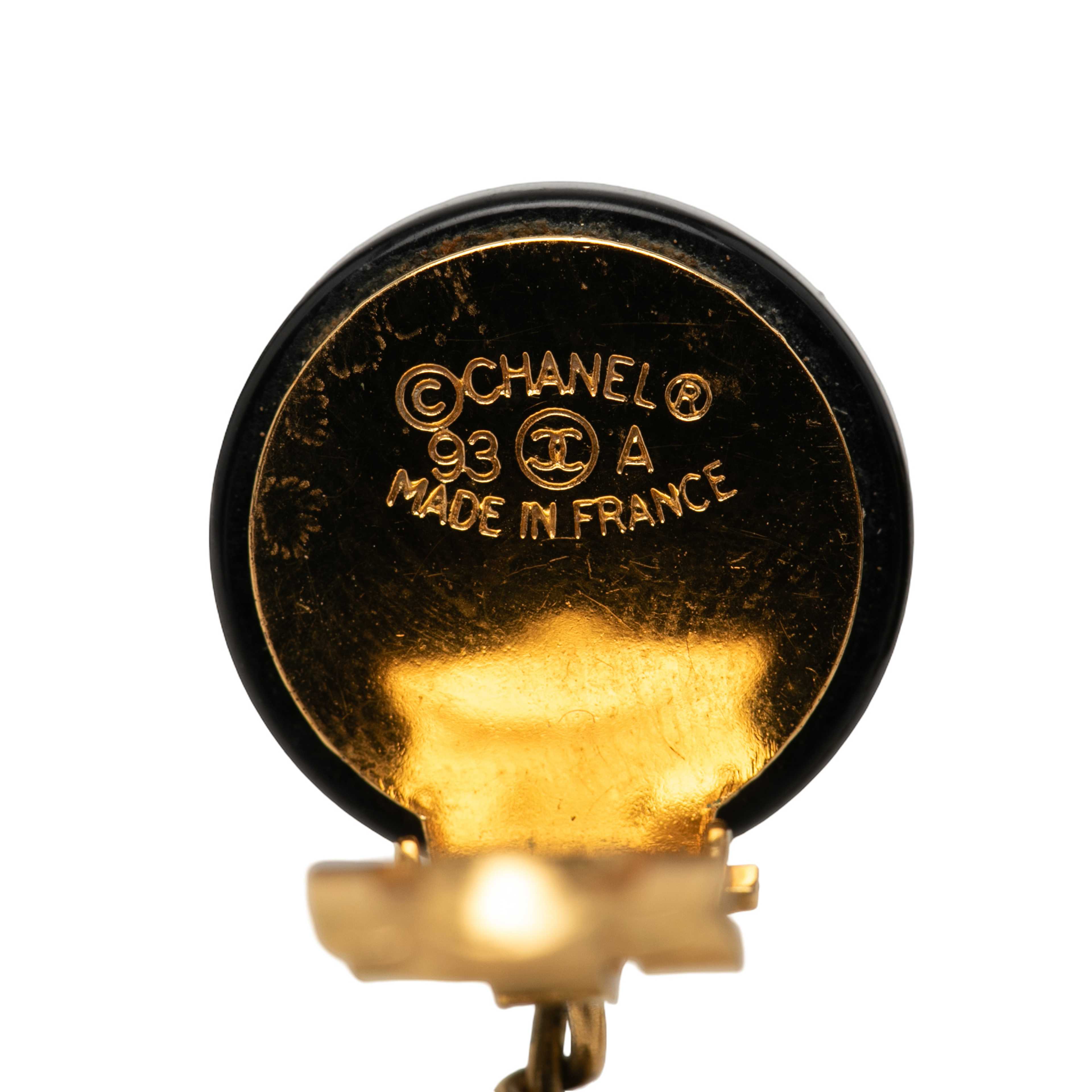 Chanel Cc Gold Plated Resin And Faux Pearl Drop Clip On Earrings, från Luxclusif, i färgen svart. Klicka för att öppna bilden i stort format