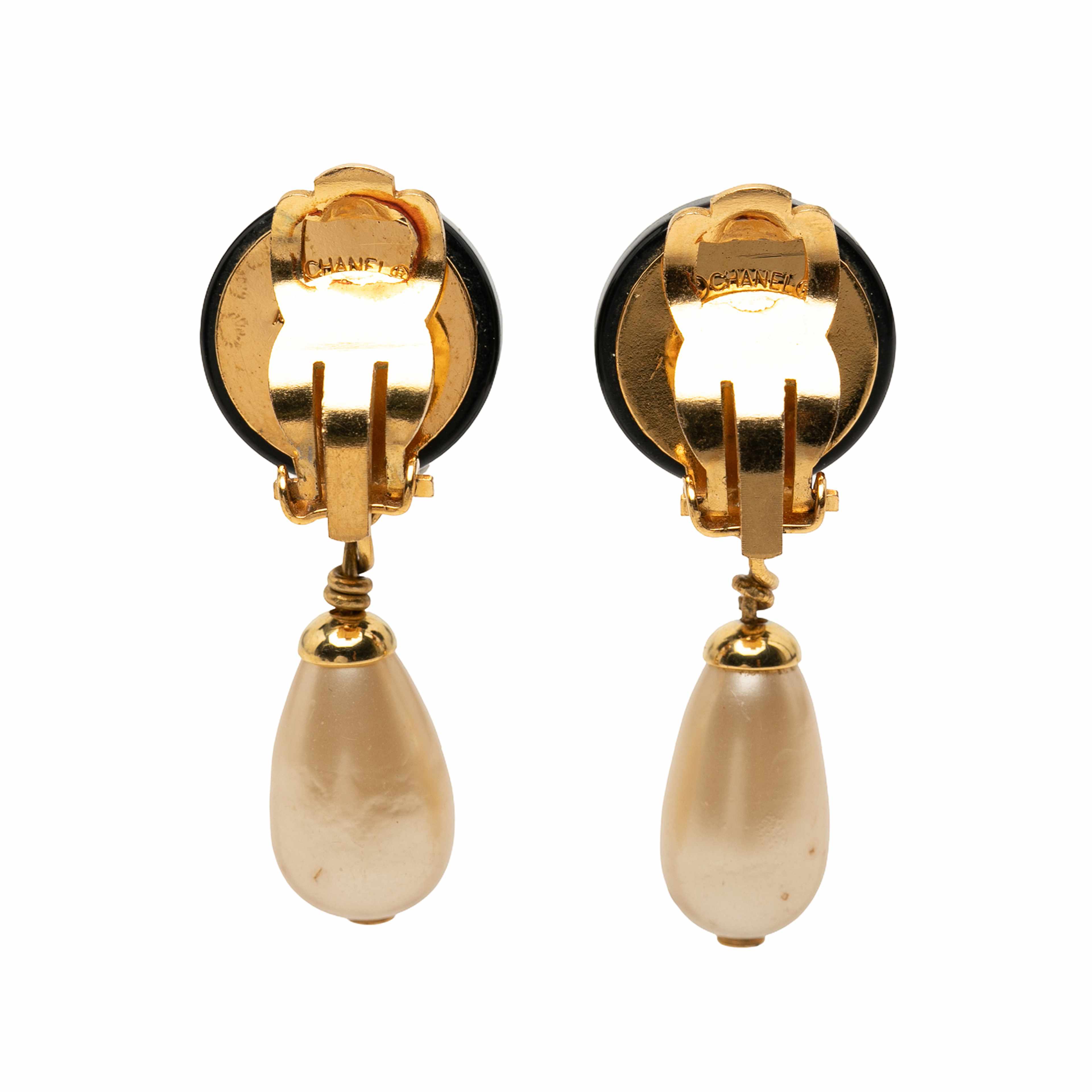 Chanel Cc Gold Plated Resin And Faux Pearl Drop Clip On Earrings, från Luxclusif, i färgen svart. Klicka för att öppna bilden i stort format