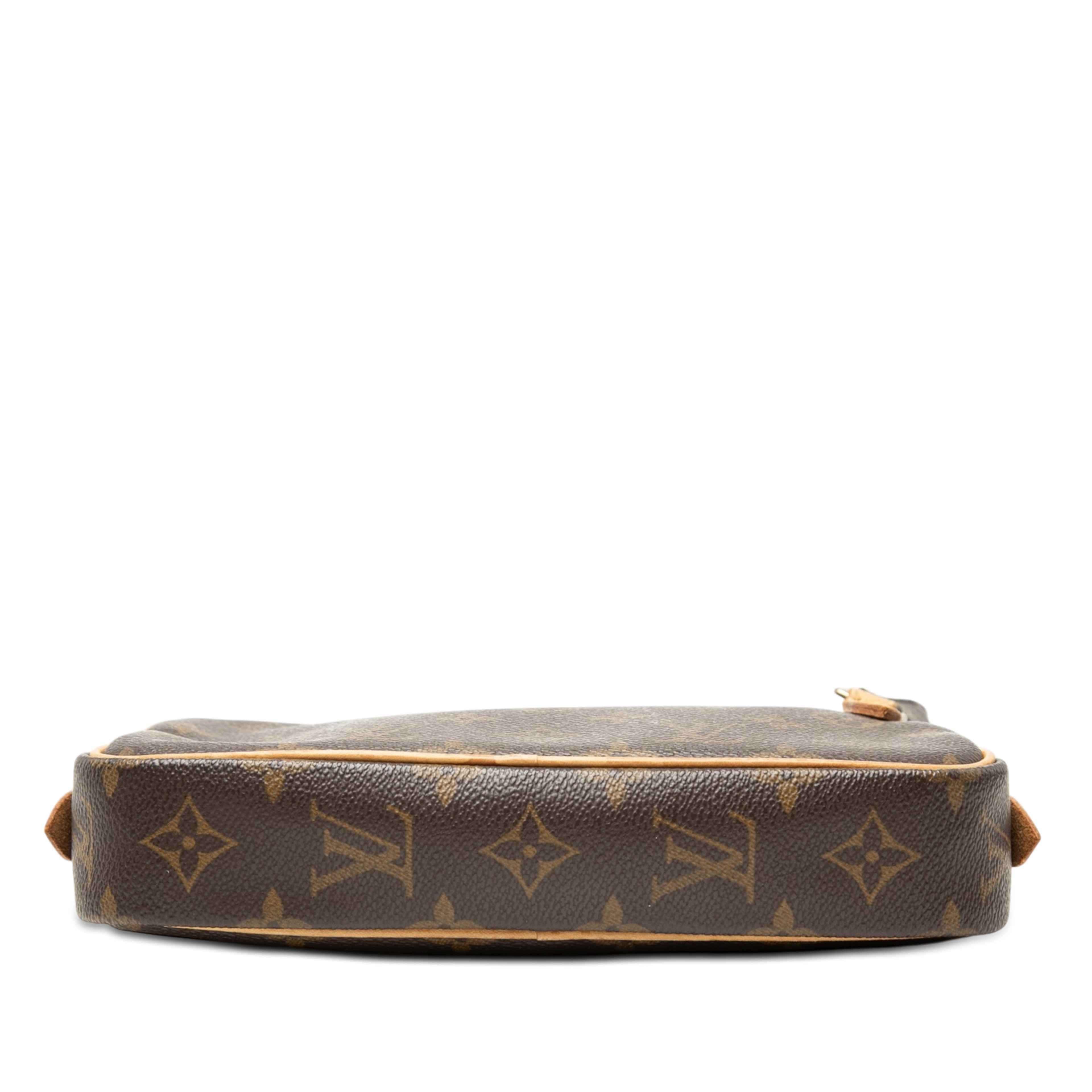 Louis Vuitton Monogram Pochette Marly Bandouliere, från Luxclusif, i färgen brown. Klicka för att öppna bilden i stort format