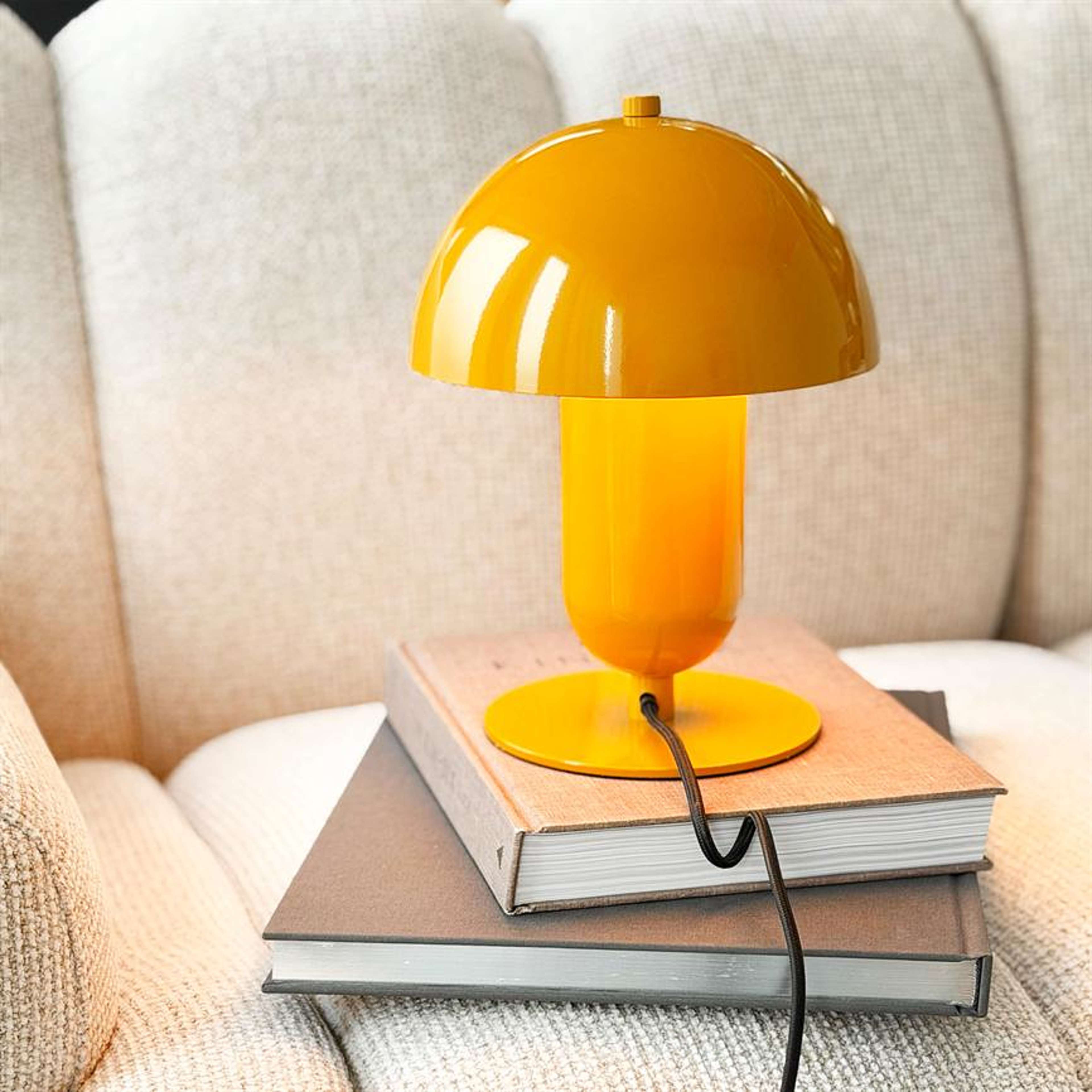 Movie Table Lamp, från Dyberg Larsen, i färgen curry. Klicka för att öppna bilden i stort format