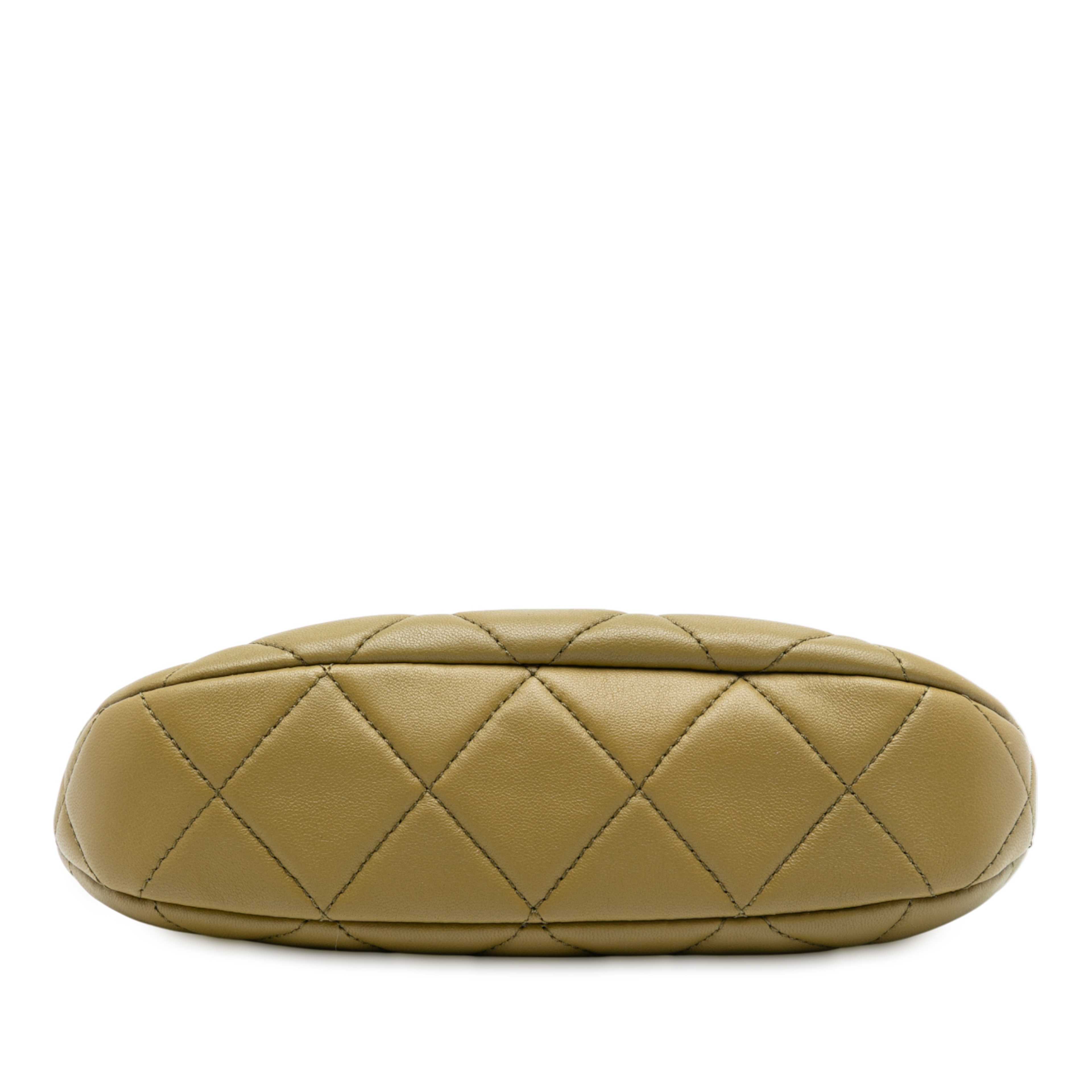 Chanel Paris Dakar Quilted Lambskin Mixed Chain Hobo, från Luxclusif, i färgen olive green. Klicka för att öppna bilden i stort format