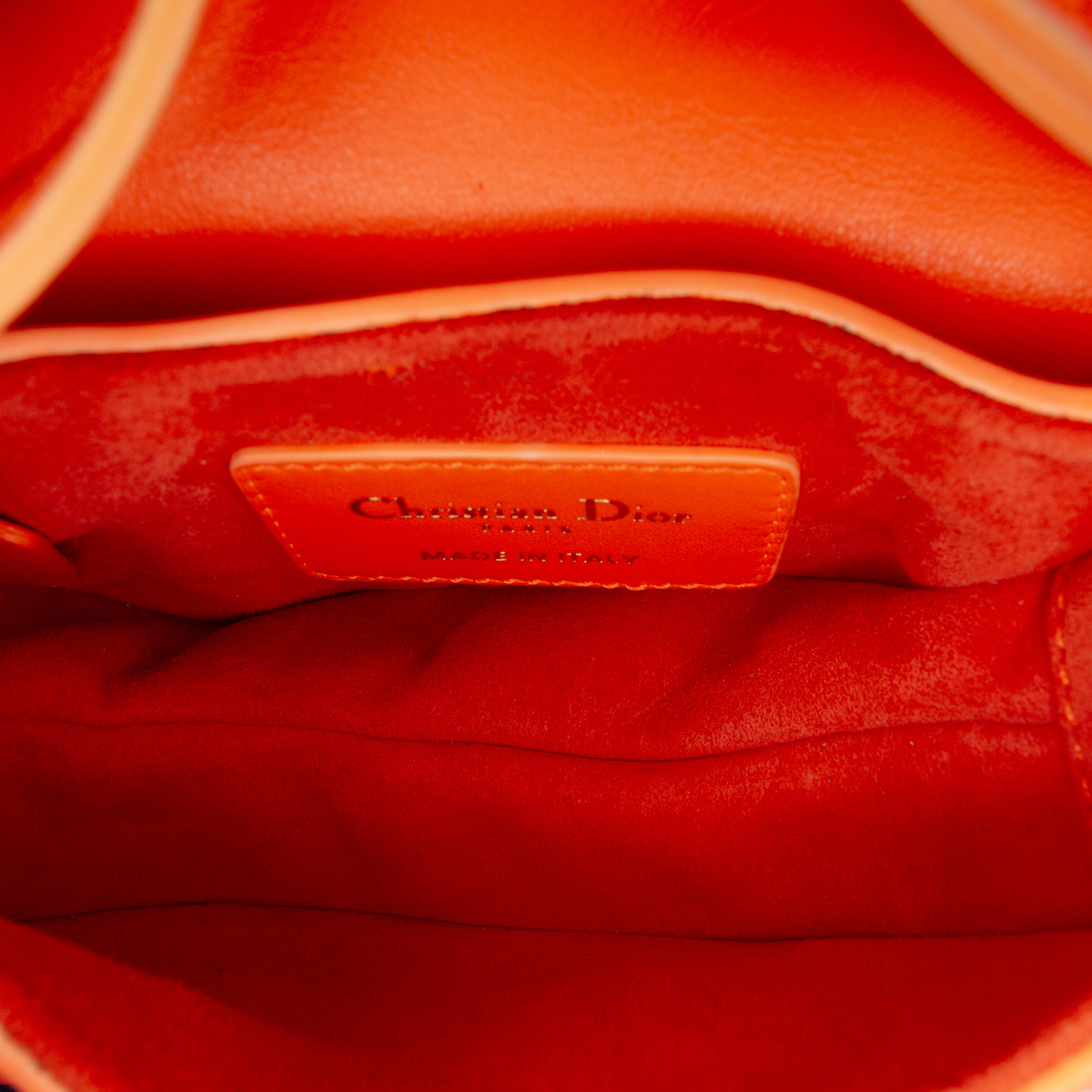 Dior Micro Goatskin Saddle Bag, från Luxclusif, i färgen orange. Klicka för att öppna bilden i stort format