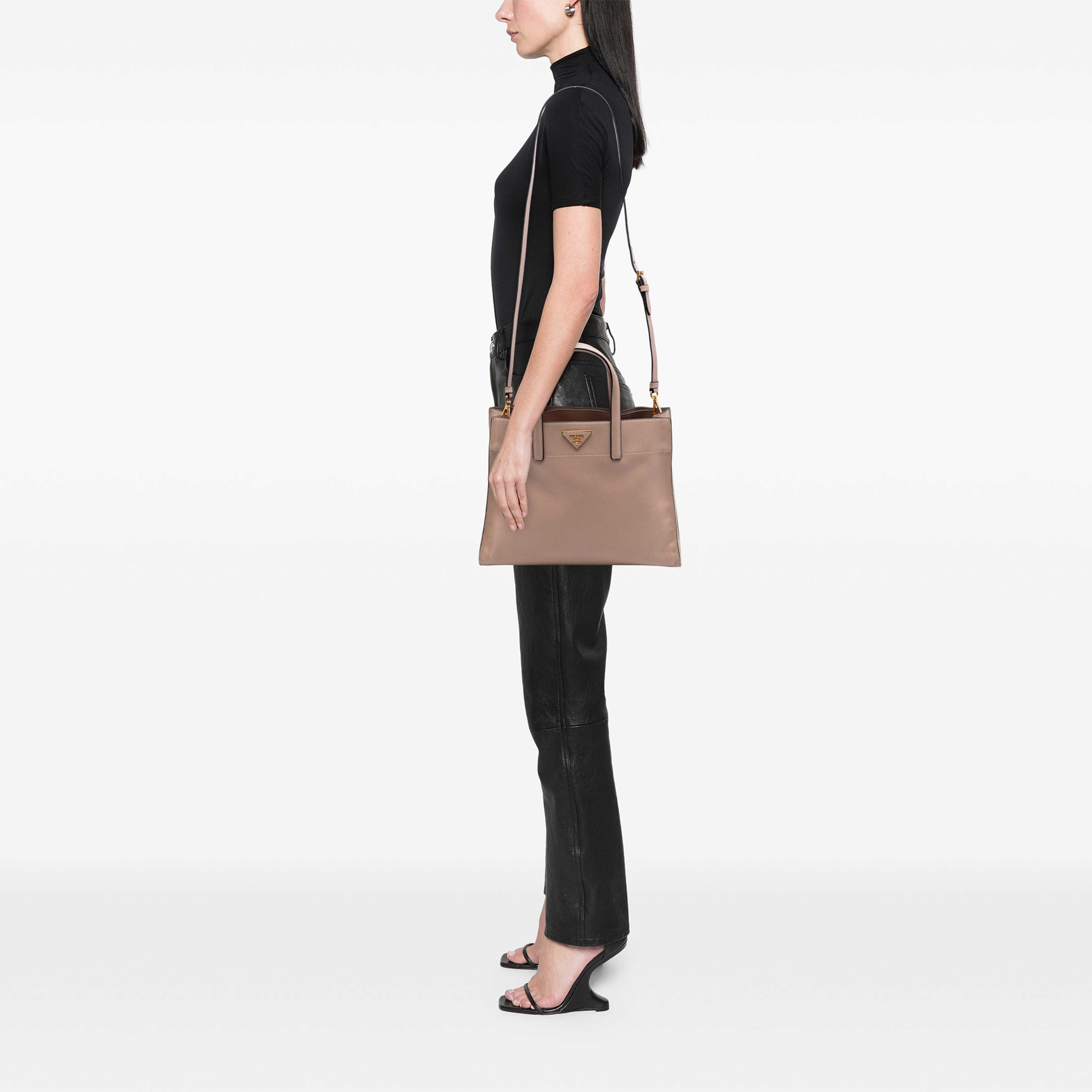 Prada Saffiano Soft Triple Pocket Tote, från Luxclusif, i färgen brun. Klicka för att öppna bilden i stort format