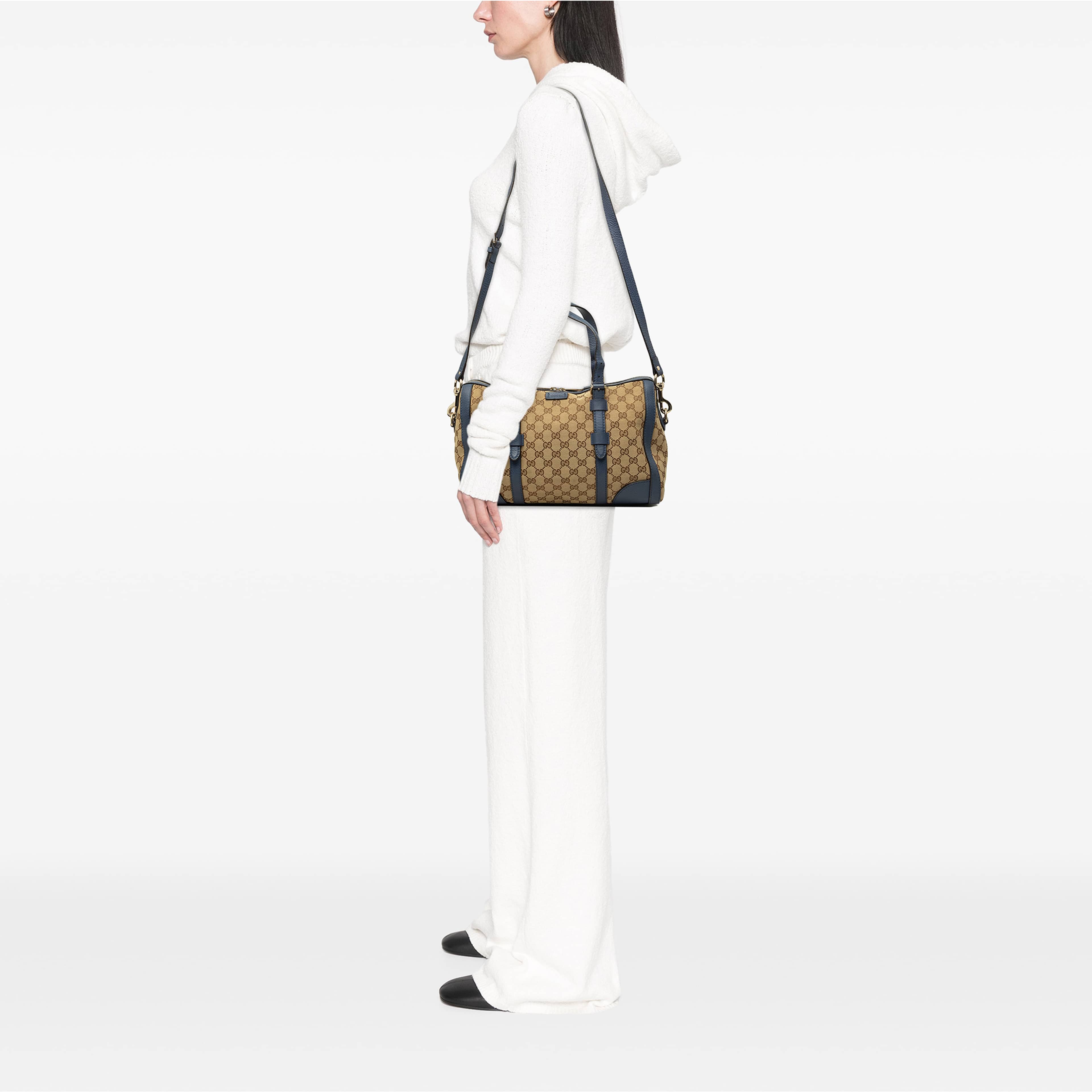 Gucci Medium Gg Canvas Belted Boston Bag, från Luxclusif, i färgen beige. Klicka för att öppna bilden i stort format