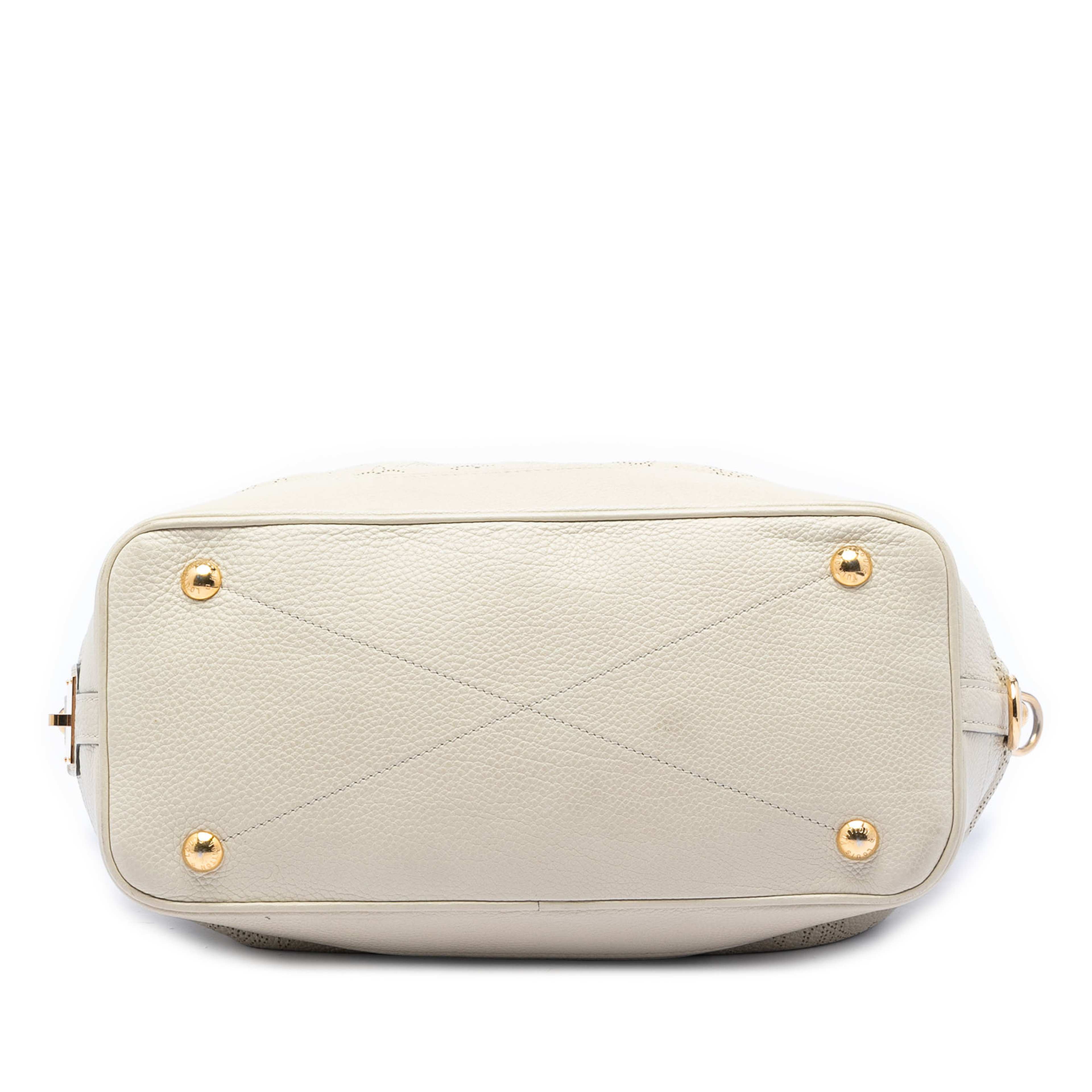 Louis Vuitton Monogram Mahina Stellar Pm, från Luxclusif, i färgen vit. Klicka för att öppna bilden i stort format
