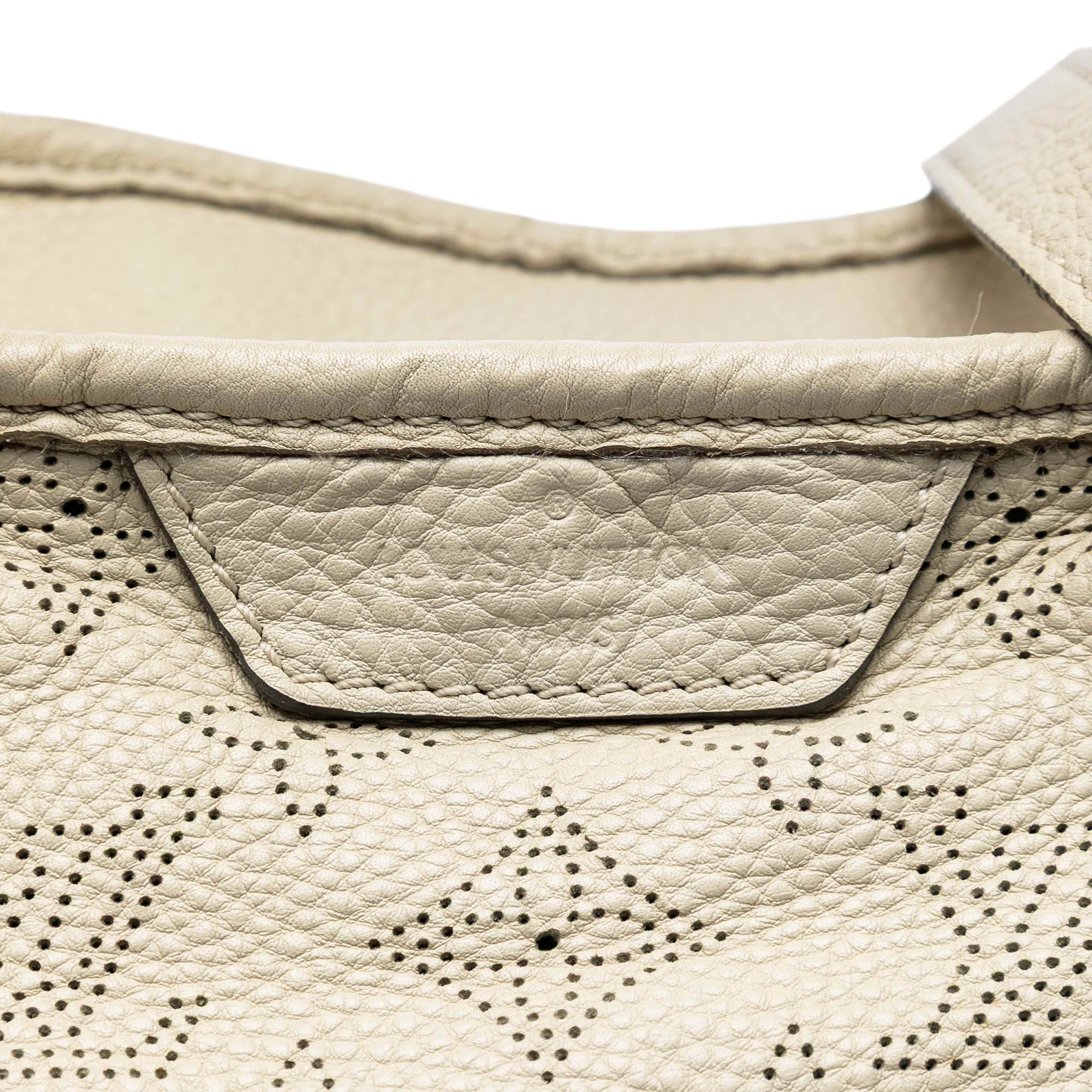 Louis Vuitton Monogram Mahina Stellar Pm, från Luxclusif, i färgen ivory. Klicka för att öppna bilden i stort format
