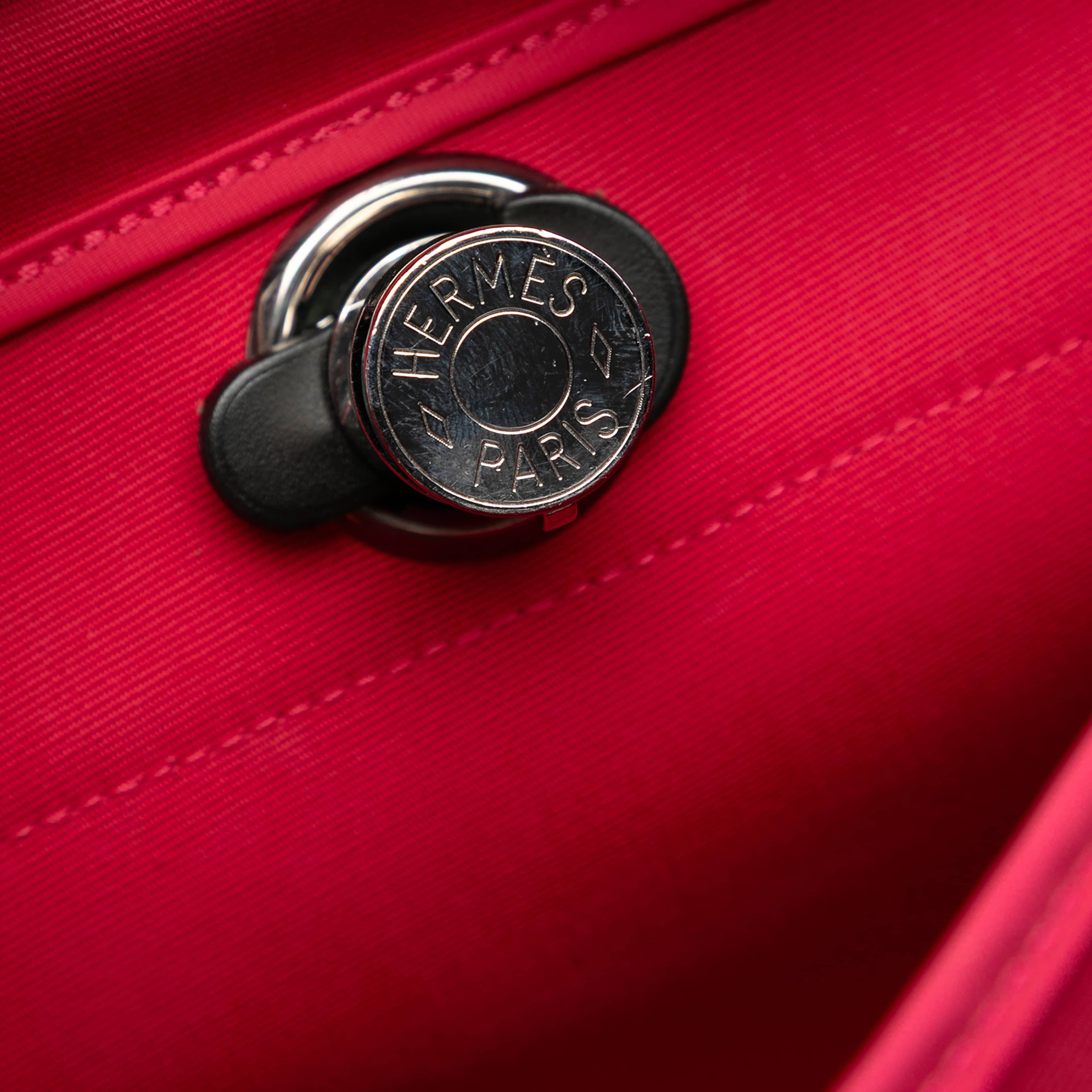 Hermès Toile Herbag Zip 31, från Luxclusif, i färgen strawberry. Klicka för att öppna bilden i stort format