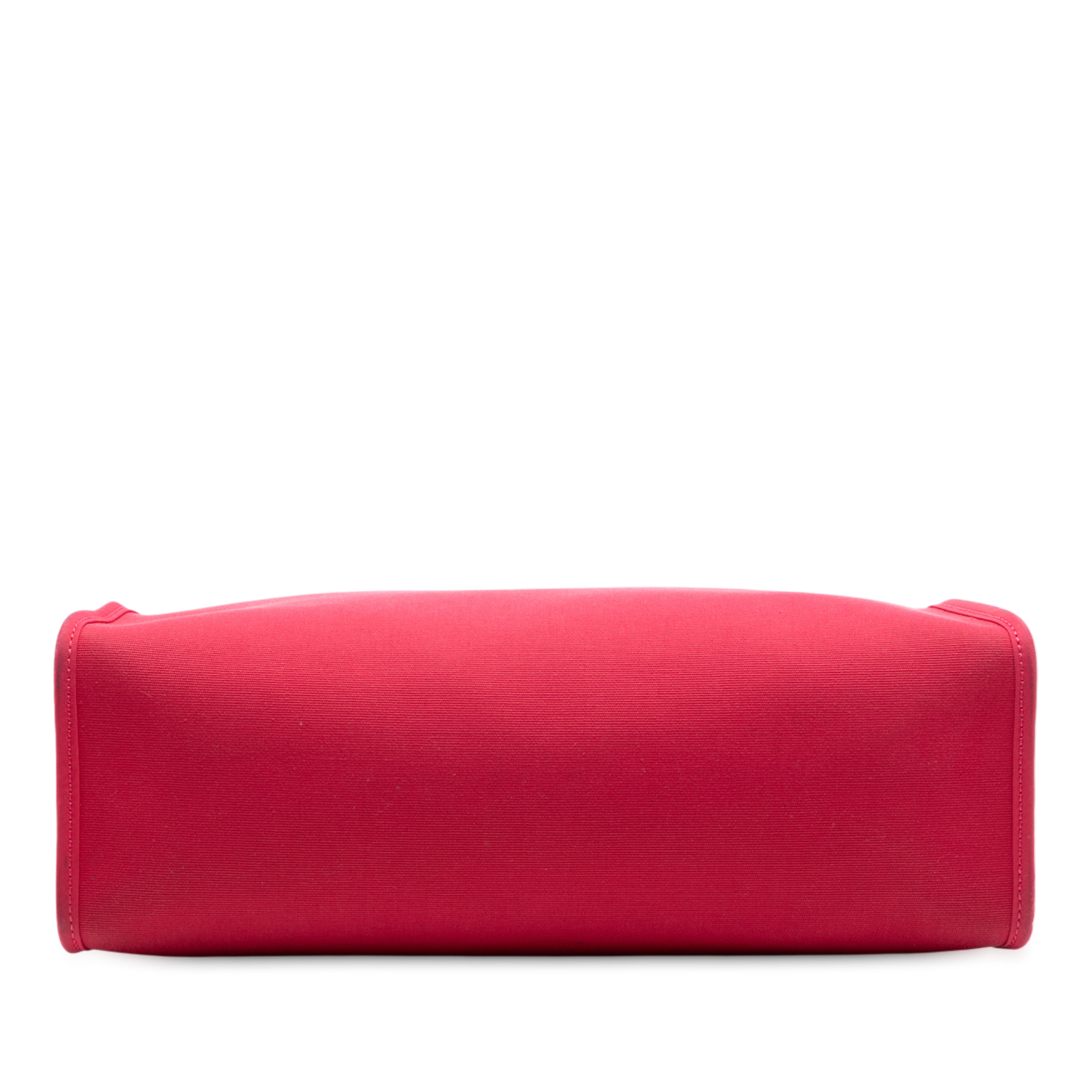 Hermès Toile Herbag Zip 31, från Luxclusif, i färgen strawberry. Klicka för att öppna bilden i stort format