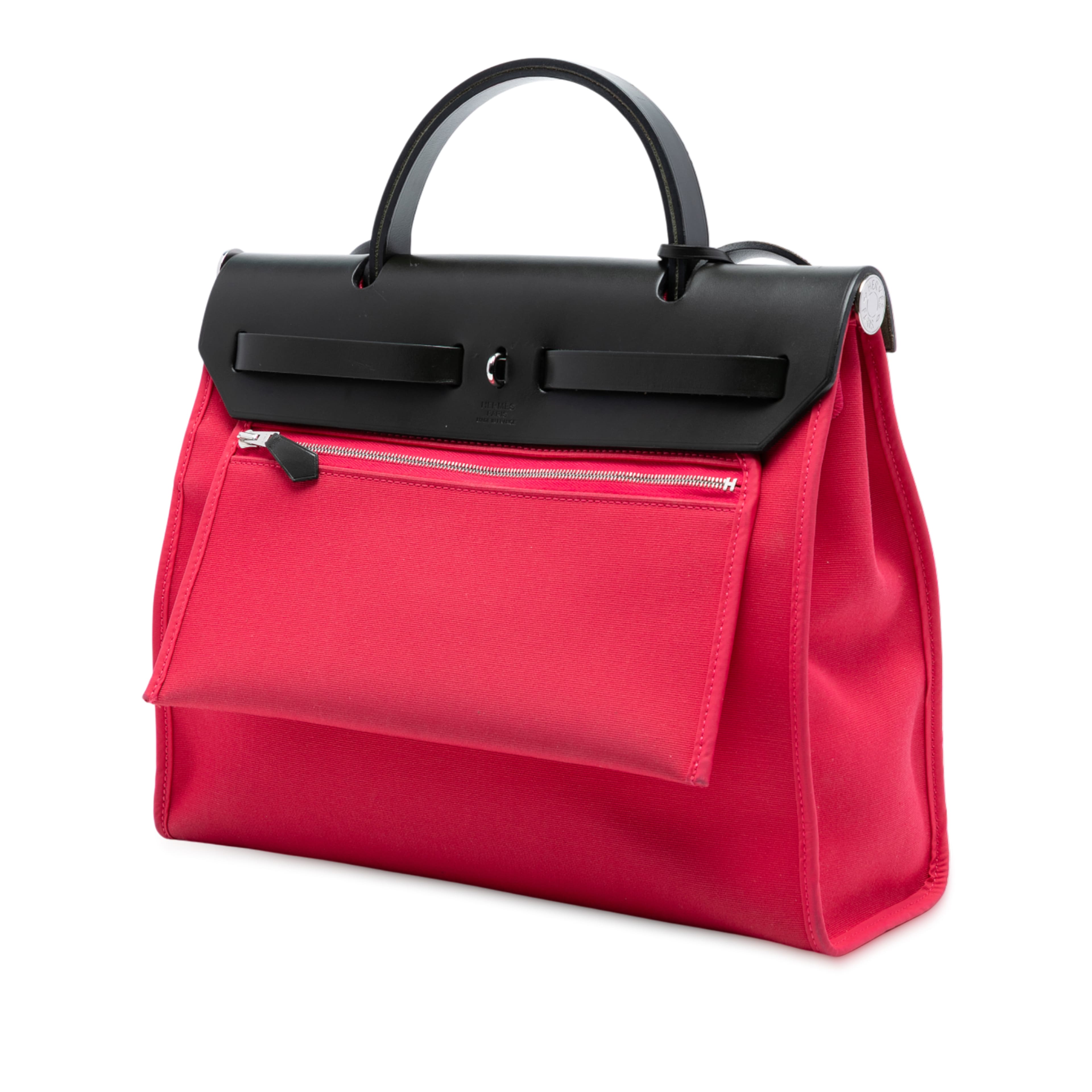 Hermès Toile Herbag Zip 31, från Luxclusif, i färgen strawberry. Klicka för att öppna bilden i stort format