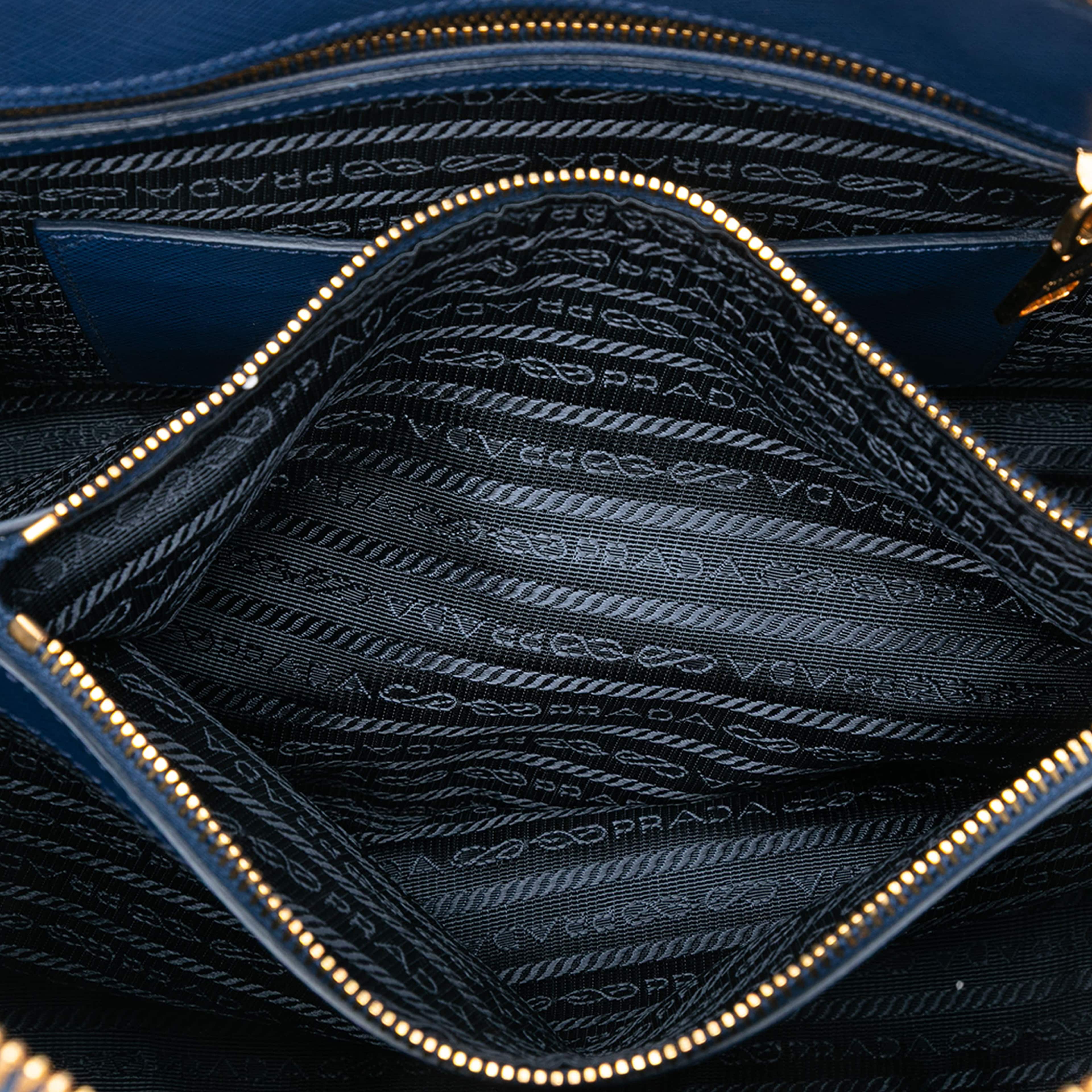 Prada Large Saffiano Lux Promenade Satchel, från Luxclusif, i färgen blue. Klicka för att öppna bilden i stort format