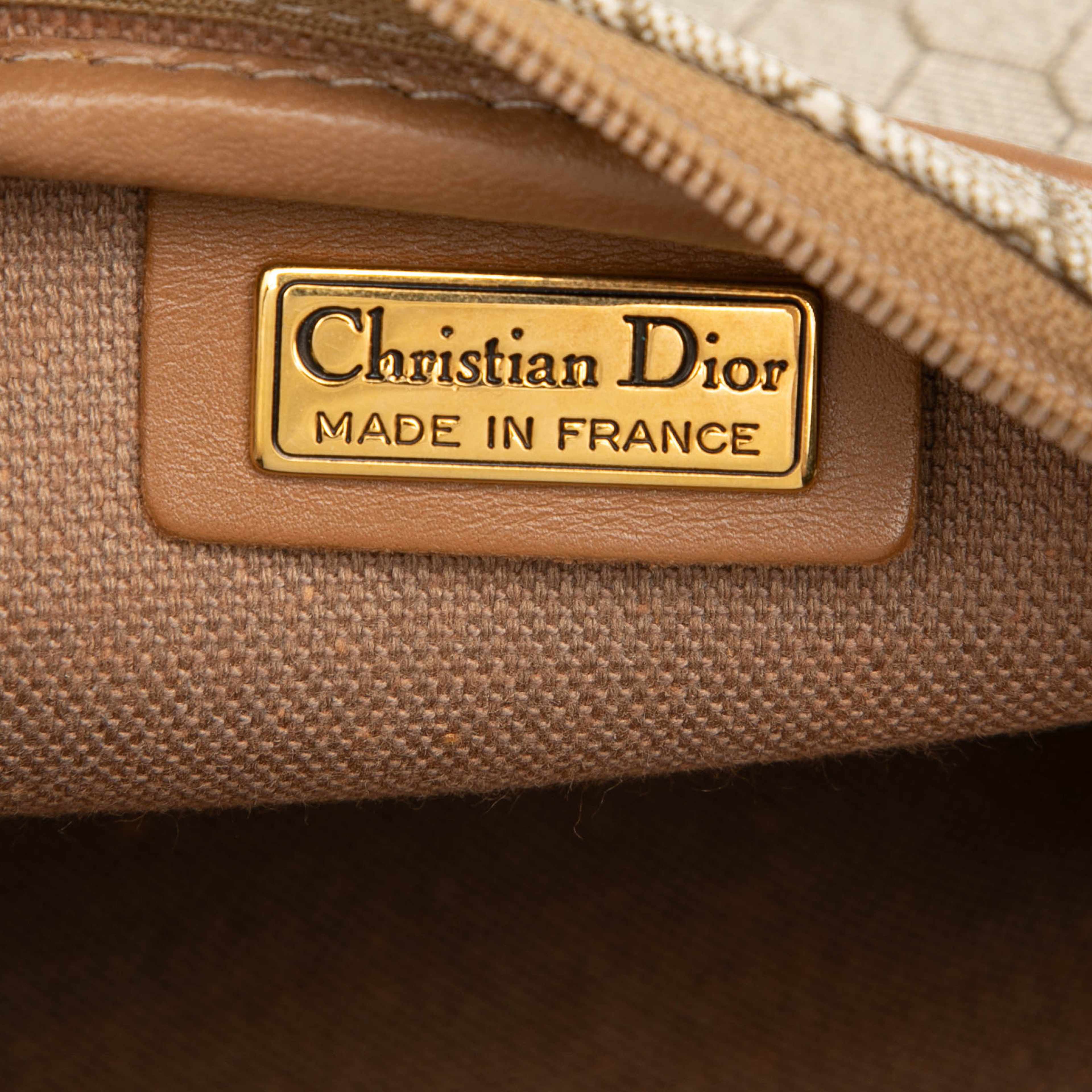 Dior Honeycomb Coated Canvas Crossbody, från Luxclusif, i färgen beige. Klicka för att öppna bilden i stort format