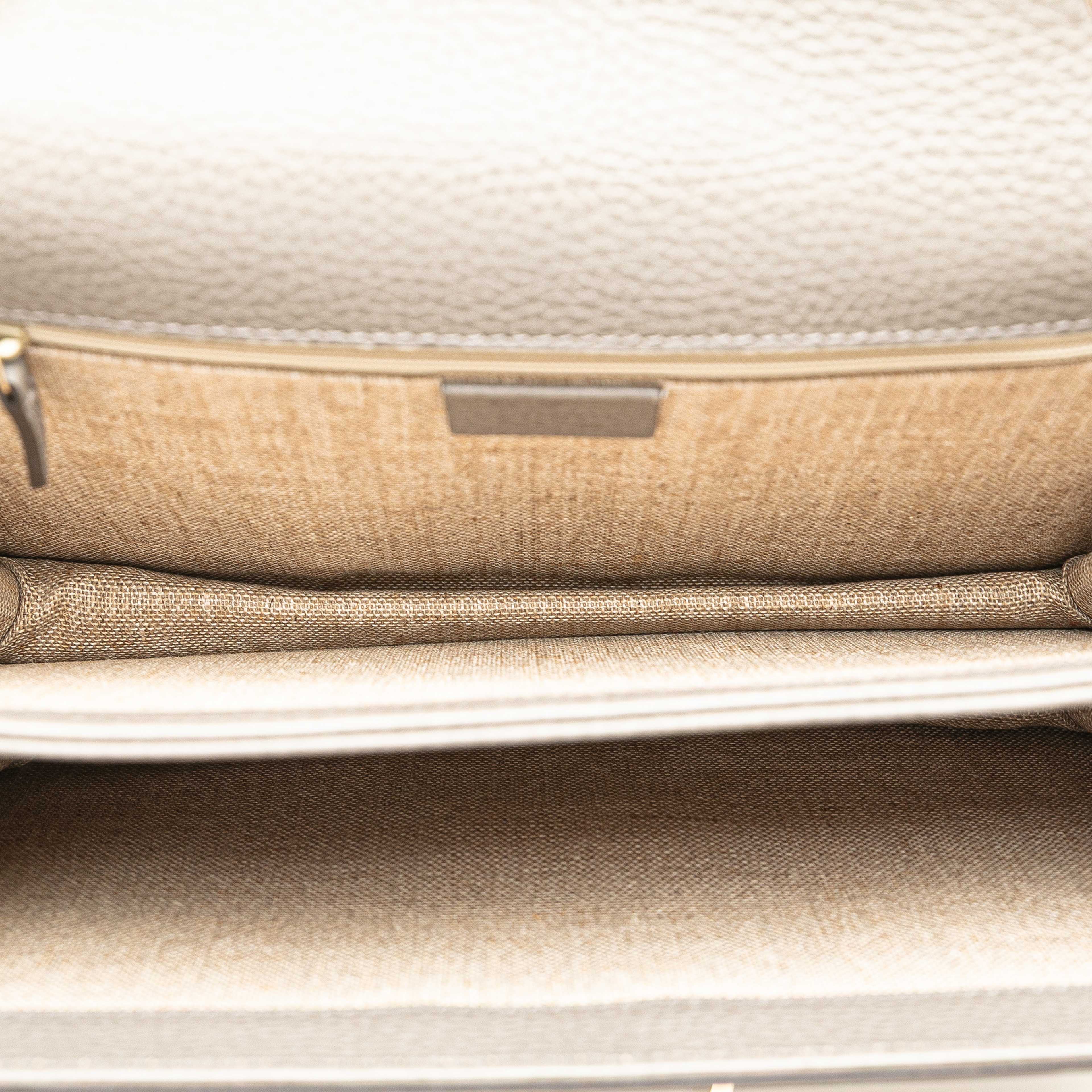 Gucci Medium Dollar Calfskin Interlocking G Crossbody, från Luxclusif, i färgen gray. Klicka för att öppna bilden i stort format