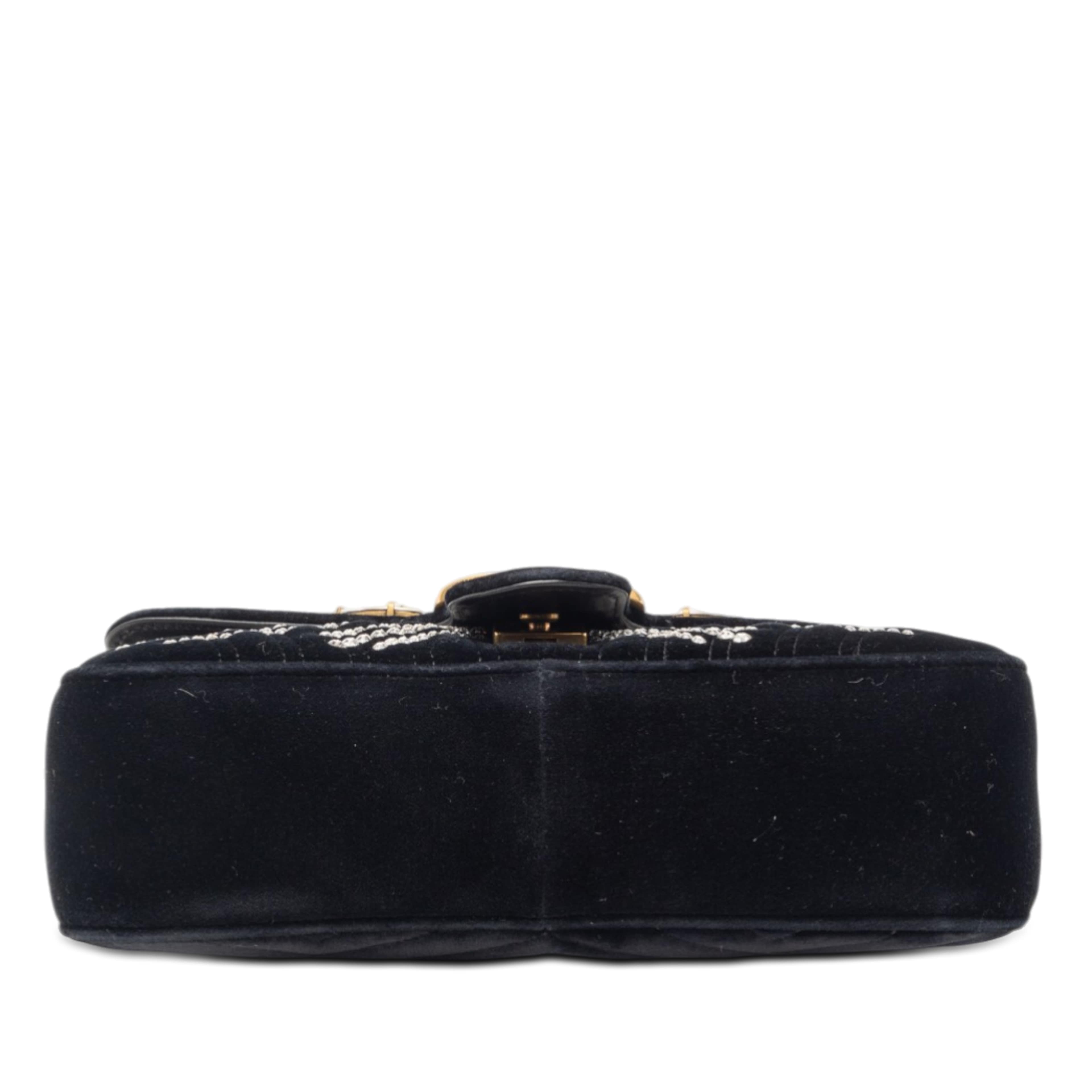 Gucci Medium Gg Marmont Matelasse Velvet Crystal Embellished Shoulder Bag, från Luxclusif, i färgen svart. Klicka för att öppna bilden i stort format