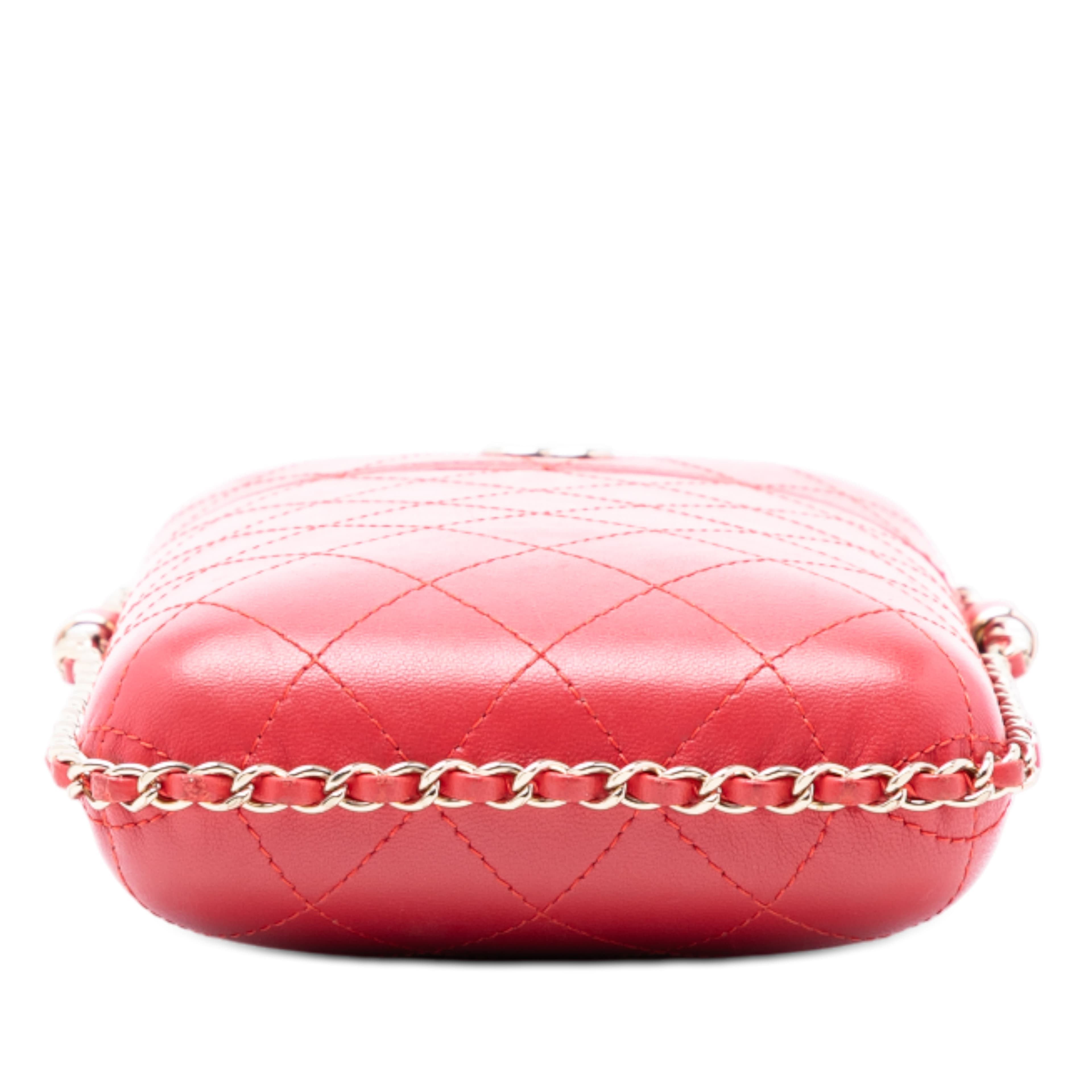 Chanel Cc Quilted Lambskin Chain Around Phone Holder, från Luxclusif, i färgen red. Klicka för att öppna bilden i stort format