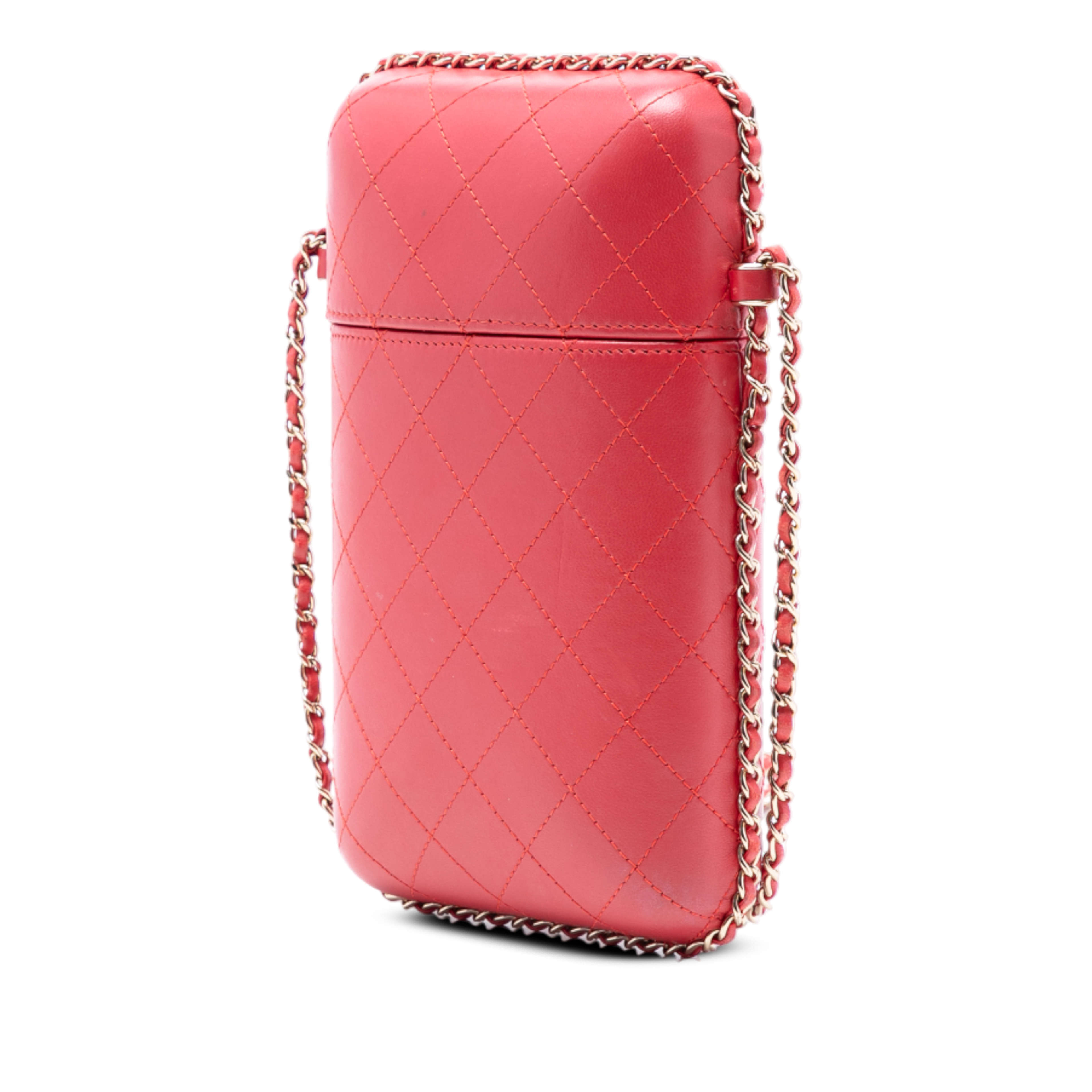 Chanel Cc Quilted Lambskin Chain Around Phone Holder, från Luxclusif, i färgen red. Klicka för att öppna bilden i stort format