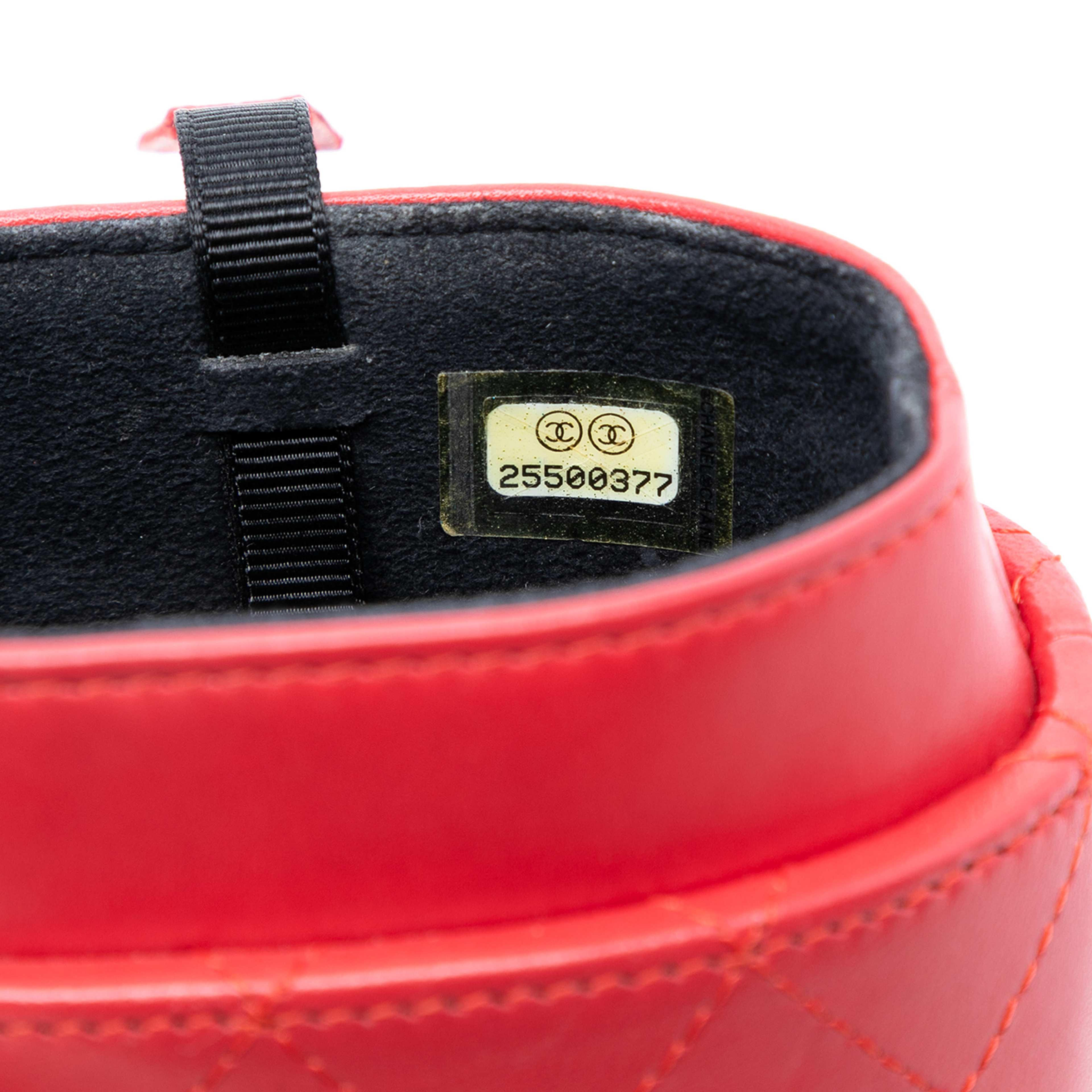 Chanel Cc Quilted Lambskin Chain Around Phone Holder, från Luxclusif, i färgen red. Klicka för att öppna bilden i stort format