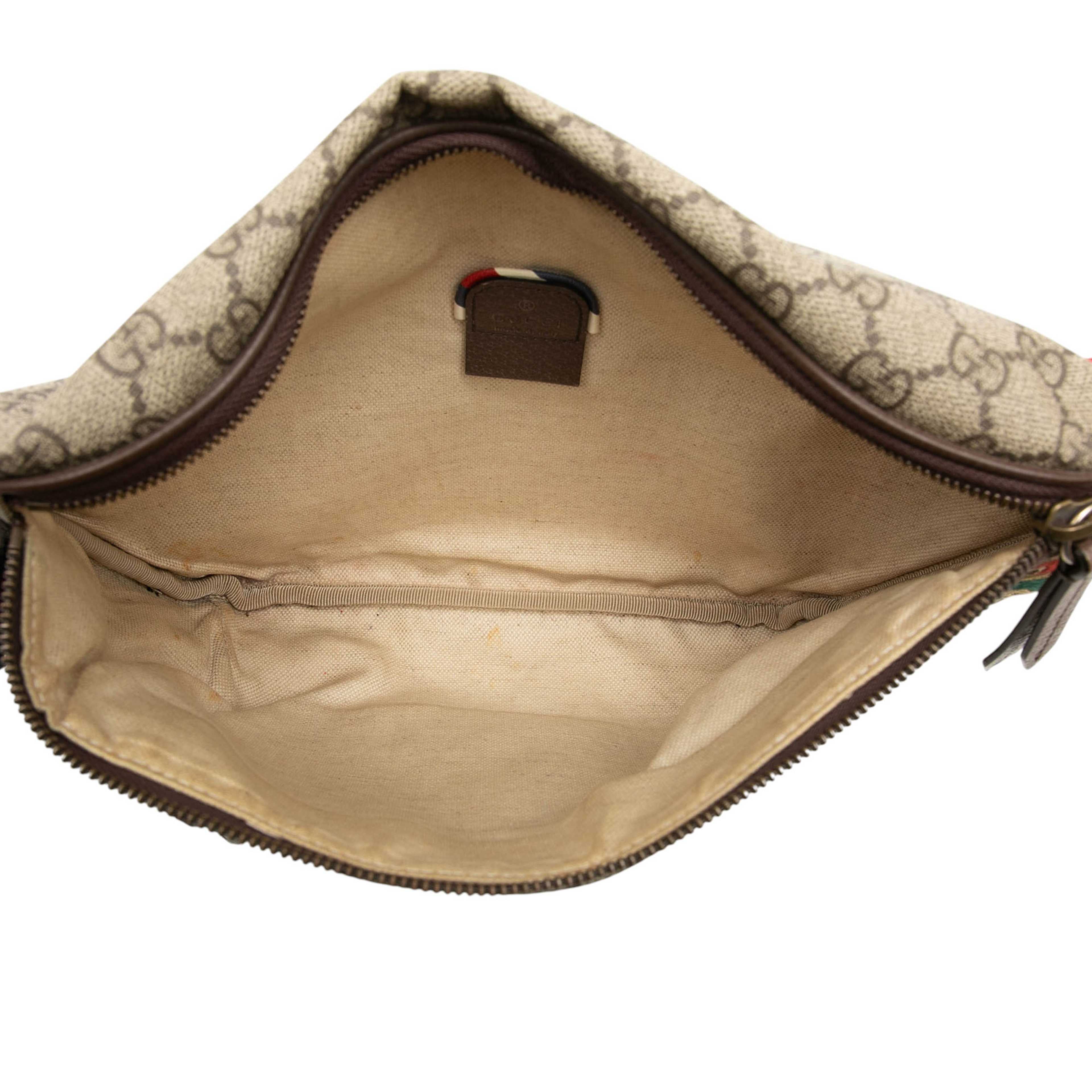 Gucci Gg Supreme Courrier Belt Bag, från Luxclusif, i färgen beige. Klicka för att öppna bilden i stort format