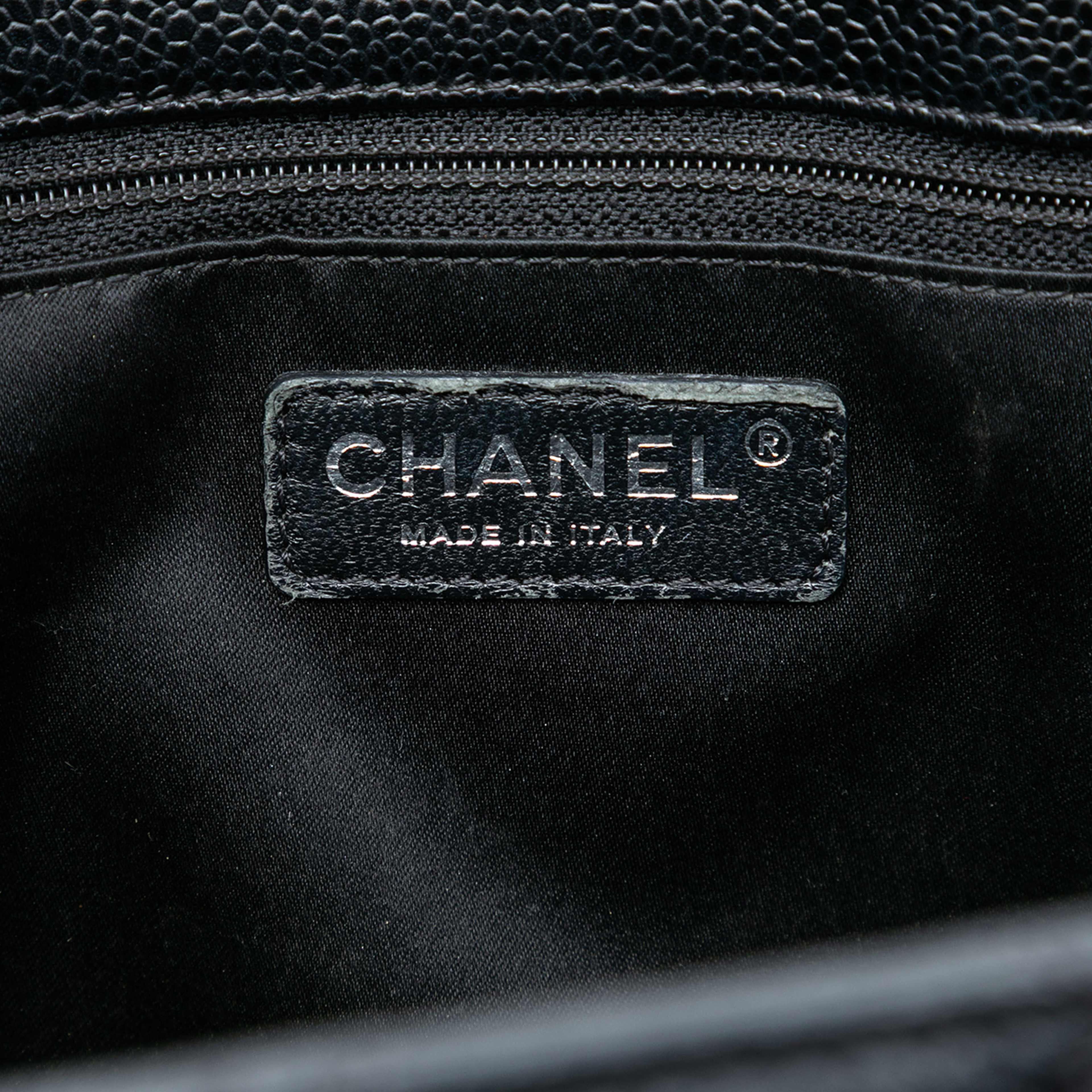 Chanel Caviar Grand Shopping Tote, från Luxclusif, i färgen svart. Klicka för att öppna bilden i stort format