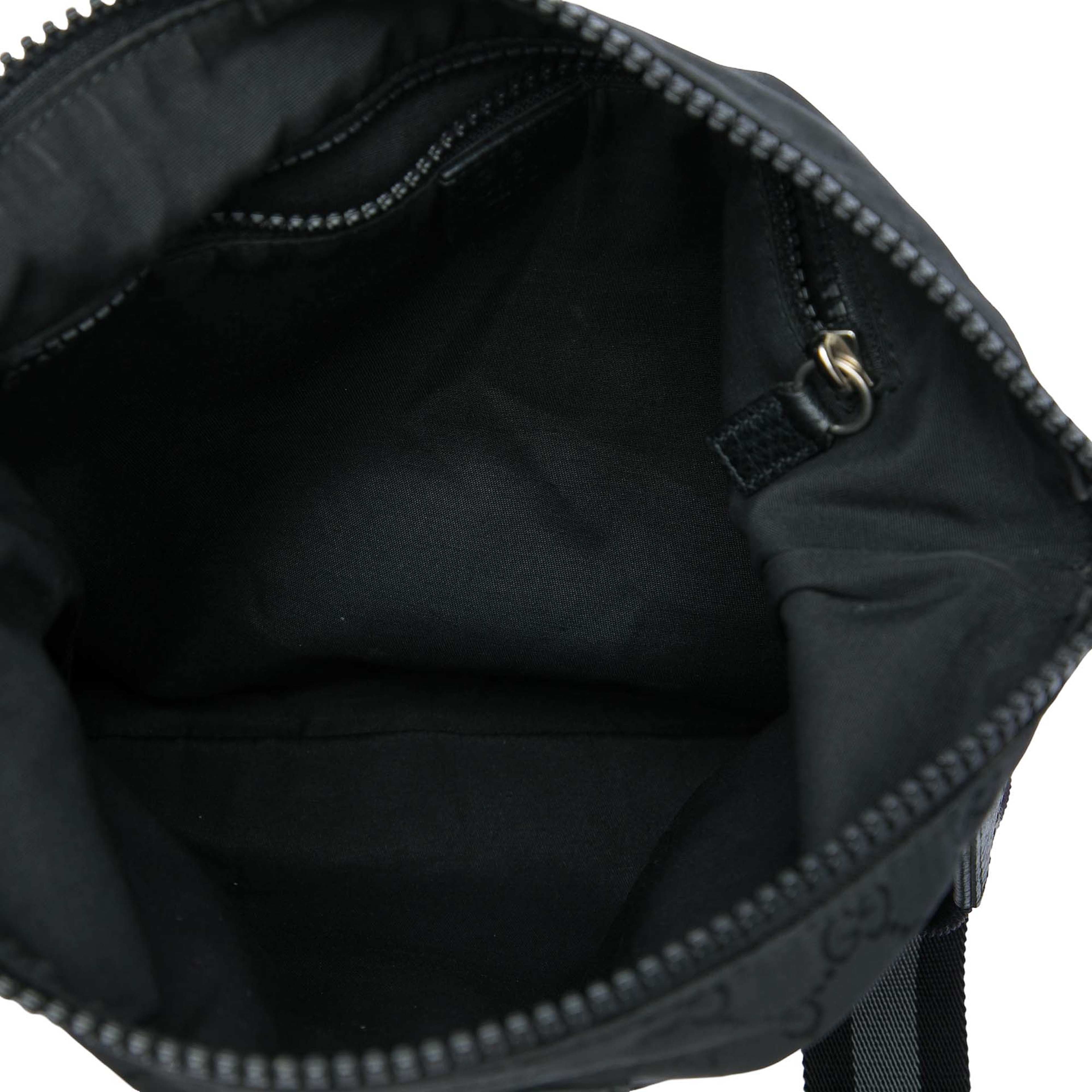 Gucci Gg Nylon Web Crossbody, från Luxclusif, i färgen svart. Klicka för att öppna bilden i stort format