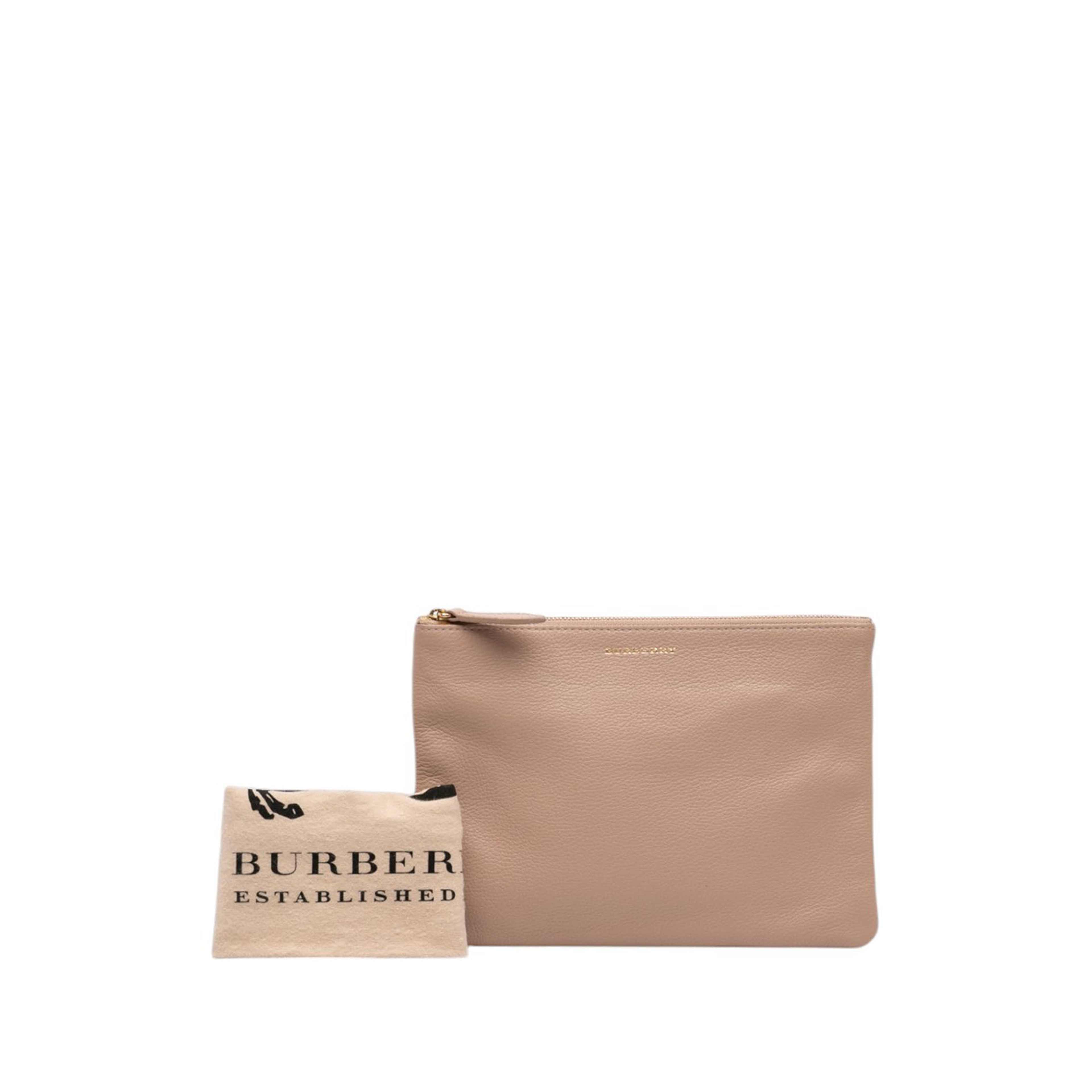 Burberry Pebbled Leather Clutch, från Luxclusif, i färgen brun. Klicka för att öppna bilden i stort format