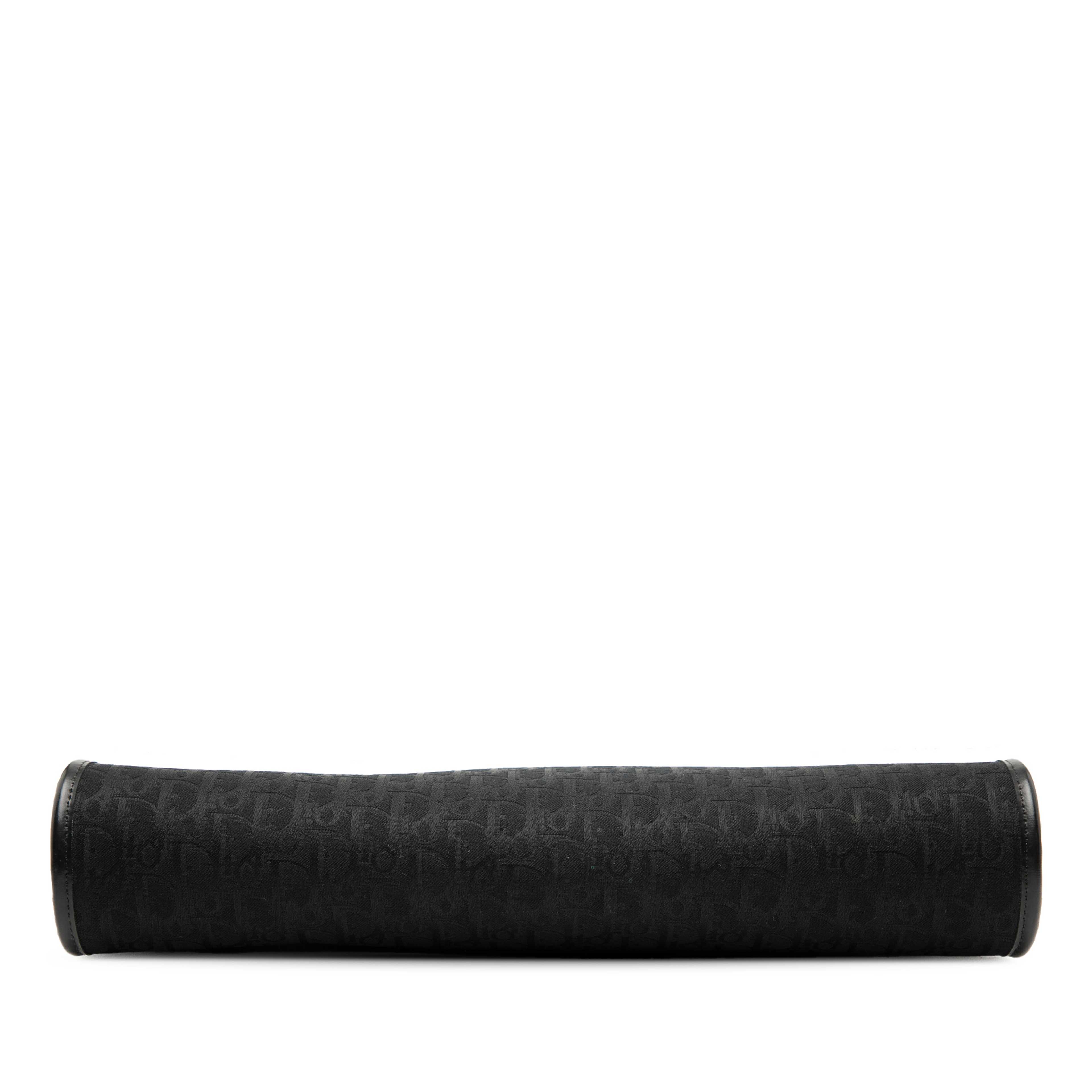 Dior Diorissimo Trotter Canvas Shoulder Bag, från Luxclusif, i färgen black. Klicka för att öppna bilden i stort format