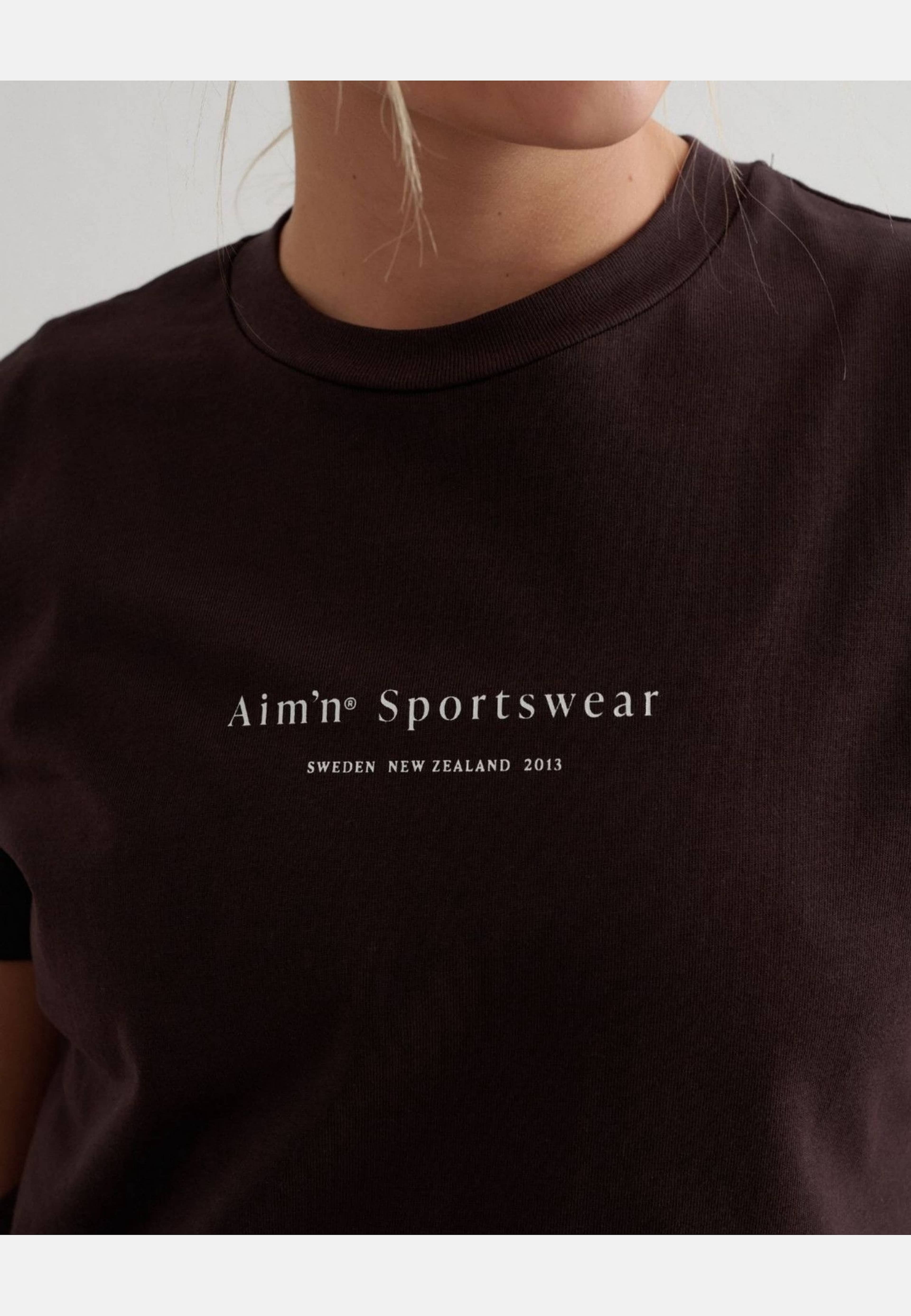 Serif Boxy T-shirt, från aim'n, i färgen cacao. Klicka för att öppna bilden i stort format