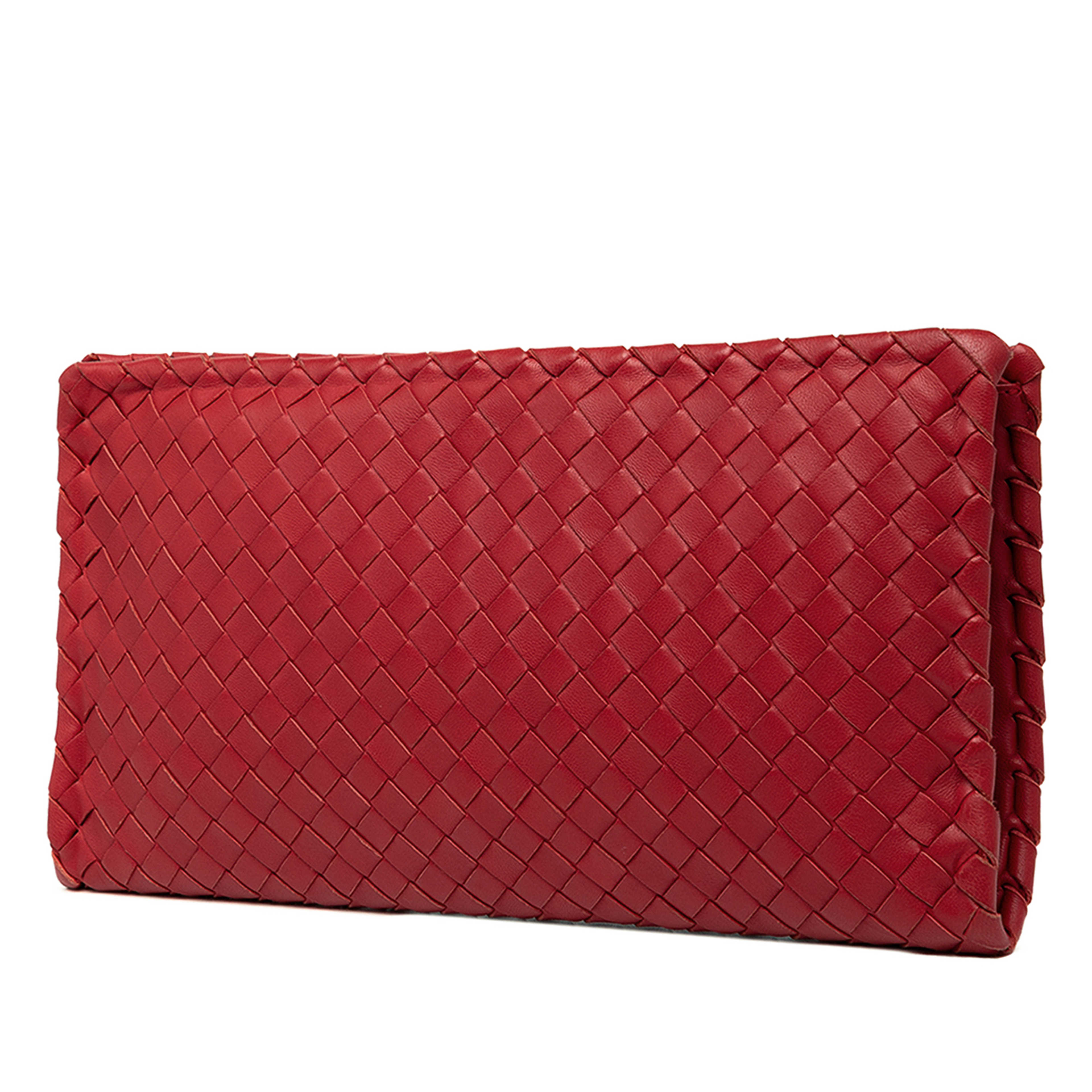 Bottega Veneta Nappa Intrecciato Turn Lock Clutch, från Luxclusif, i färgen red. Klicka för att öppna bilden i stort format